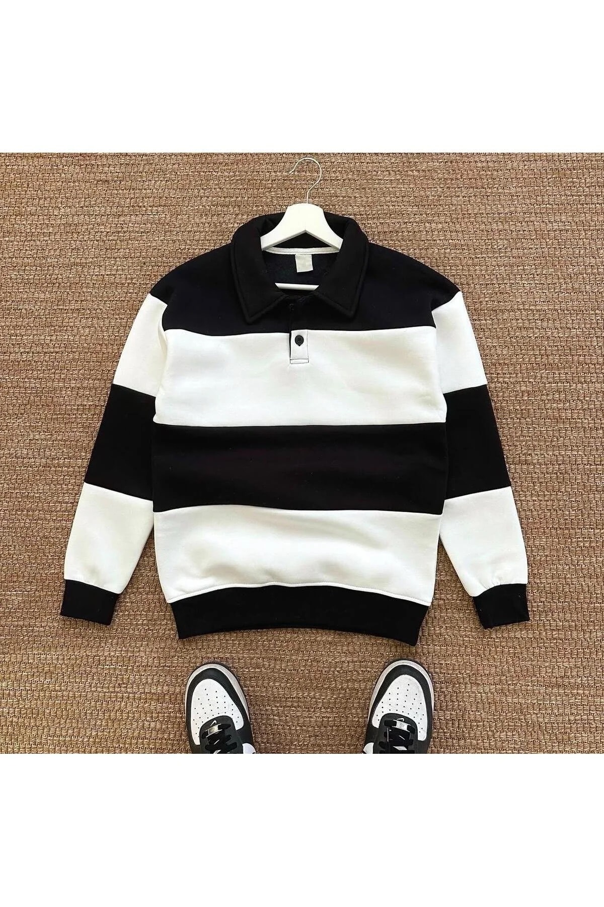Siyah Beyaz Yakalı Sweatshirt