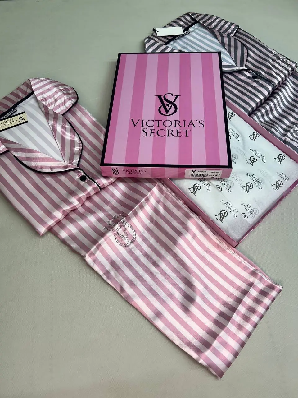 Victoria Secret’s Çizgili Pijama Takımı