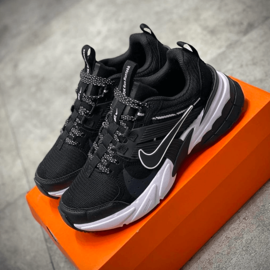 NIKE V2K RUN RUNTEKK BLACK WHITE