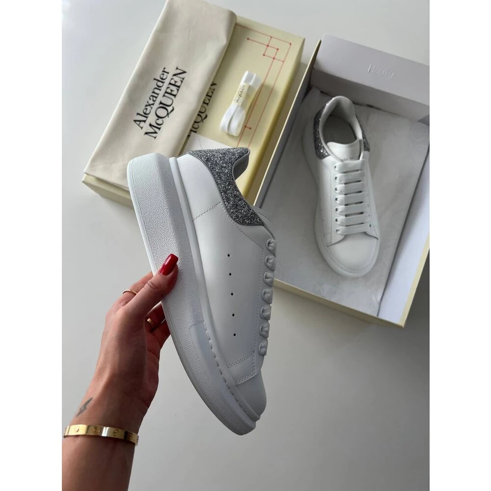 Alexander McQueen Sim görsel 3