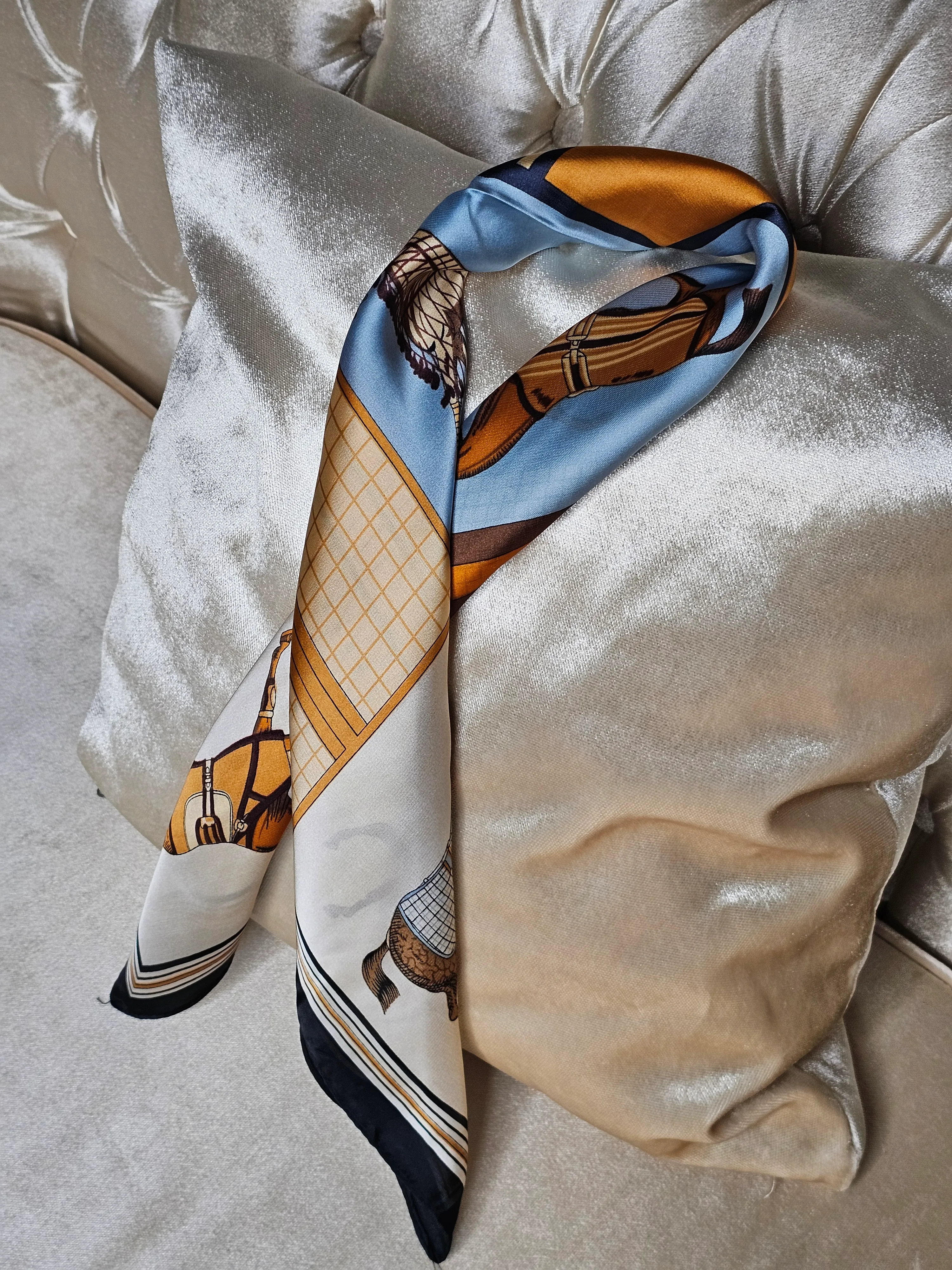 AT DESENLİ  SATEN FULAR (70X70)