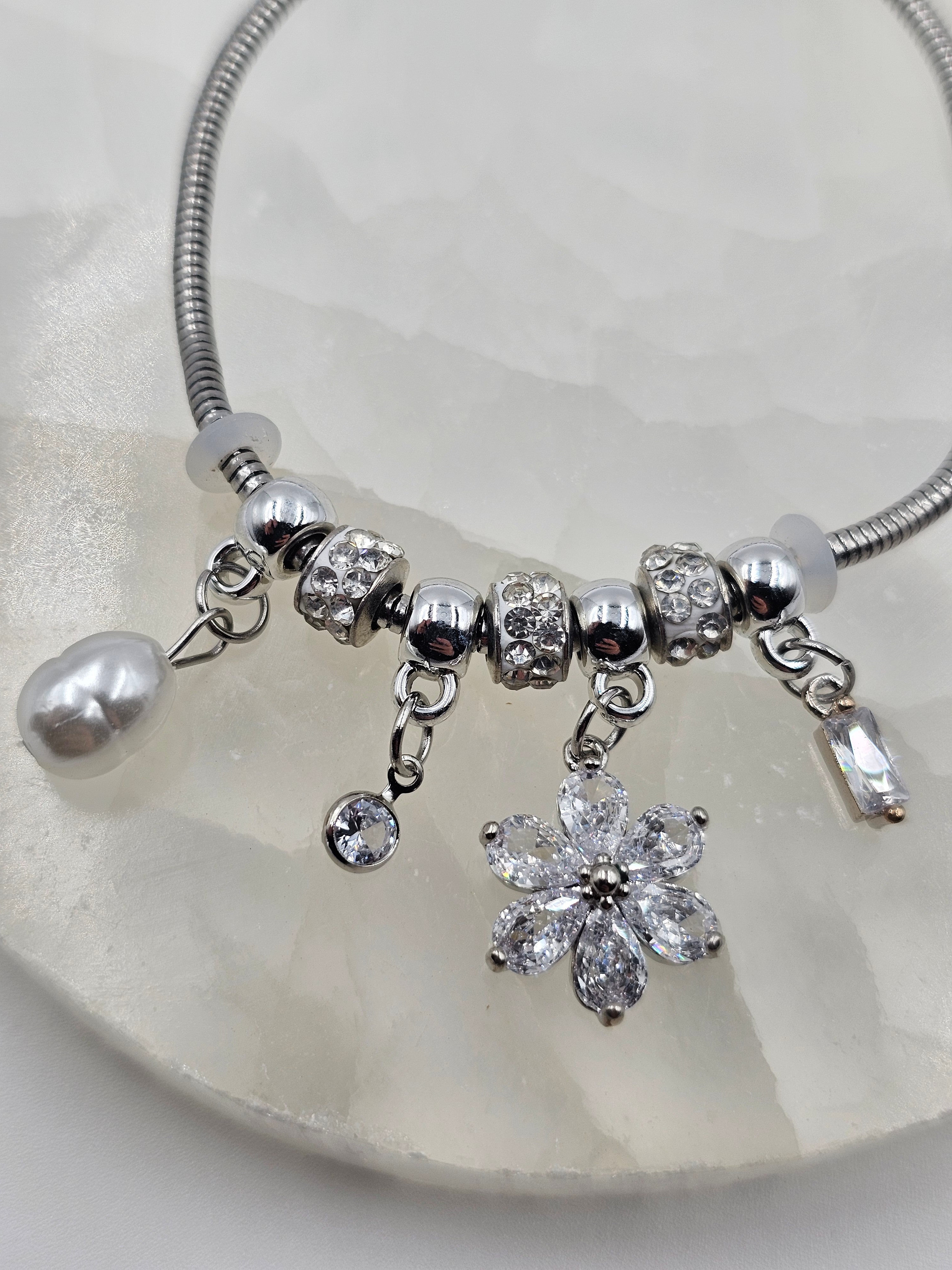 ÇELİK GÜMÜŞ KAPLAMA CHARMLI ZİNCİR BİLEKLİK