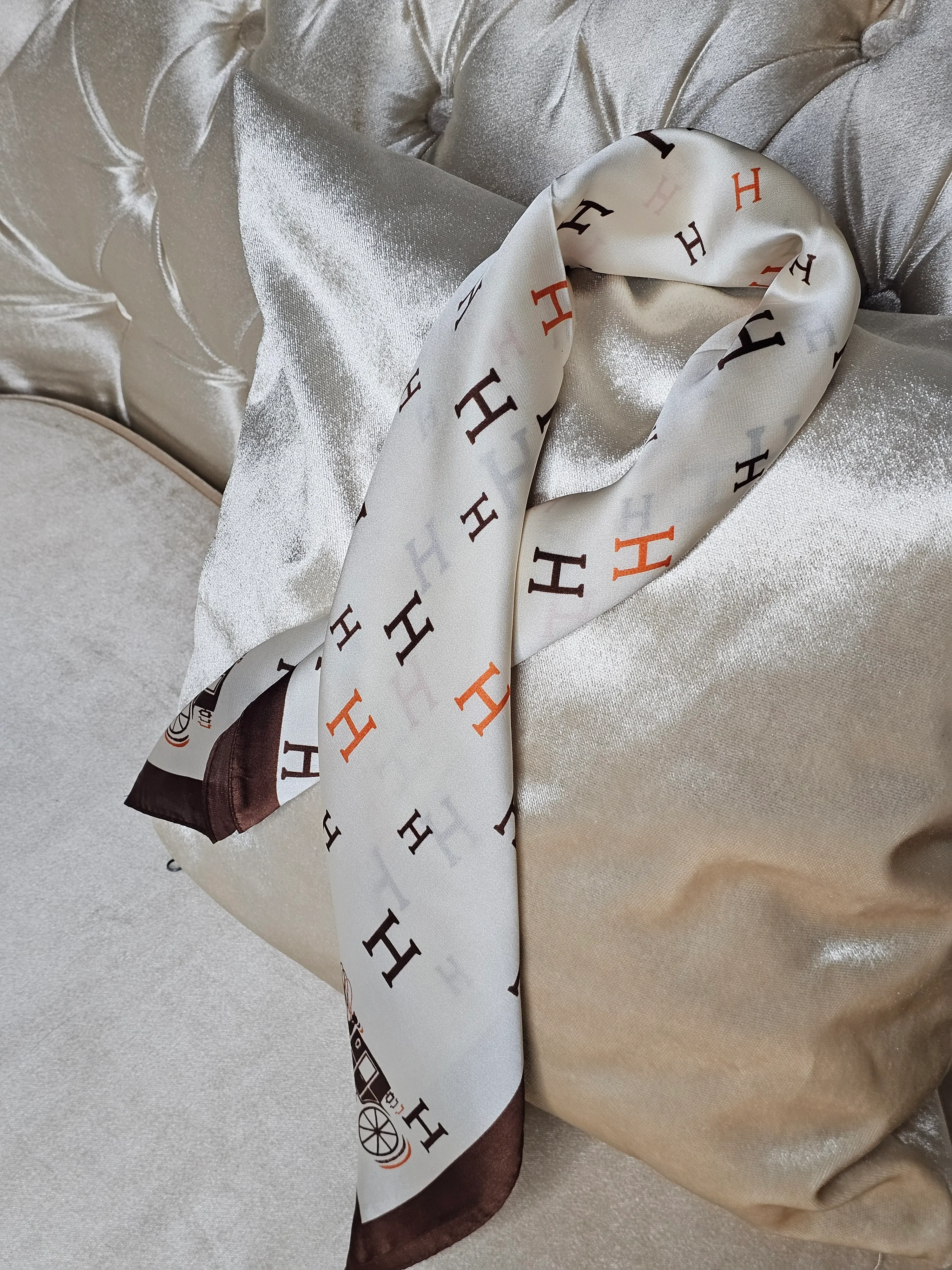 DESENLİ  KREM KAHVERENGİ SATEN FULAR (70X70)