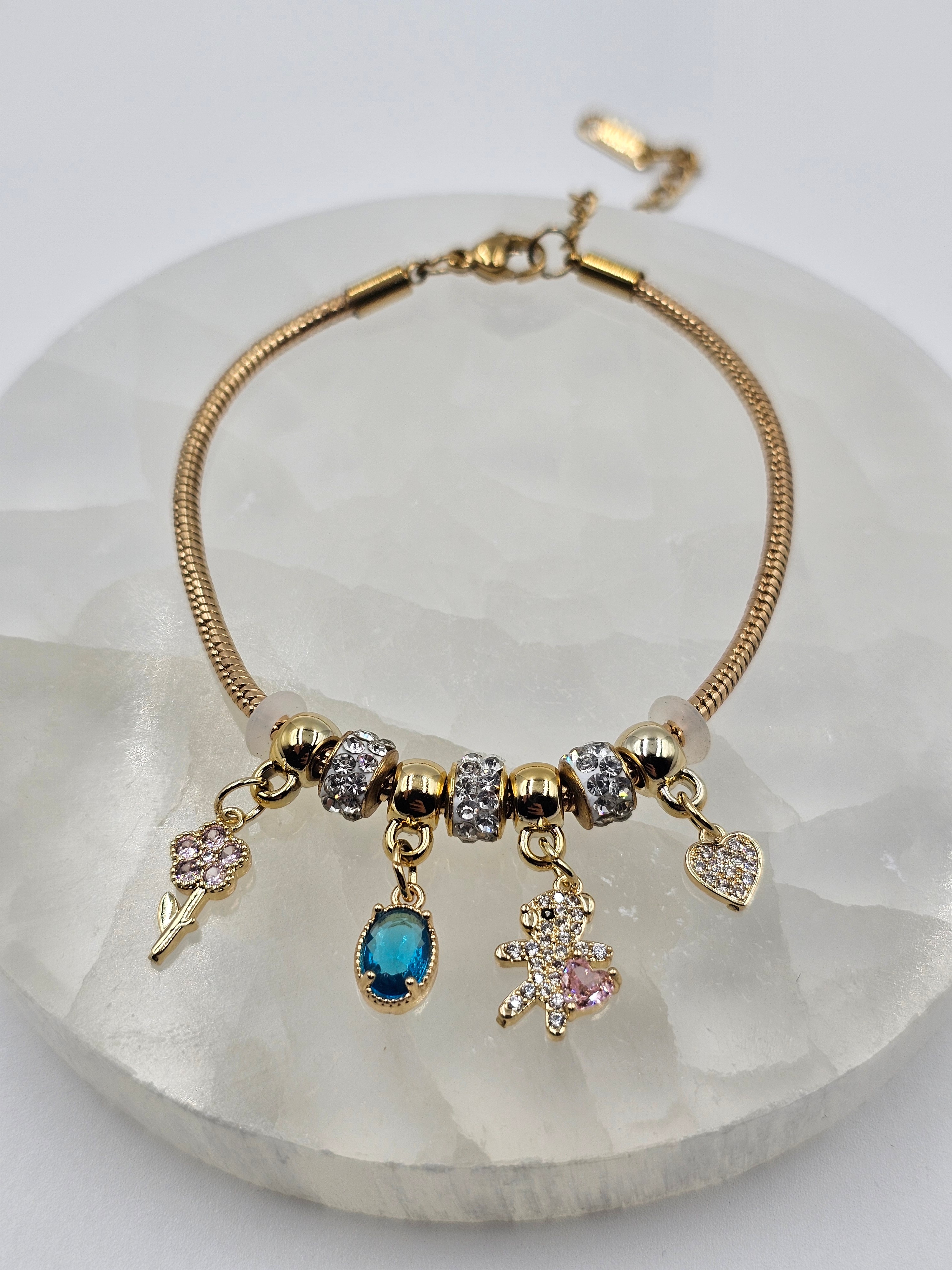 ÇELİK ALTIN KAPLAMA RENKLİ TAŞLI CHARMLI ZİNCİR BİLEKLİK