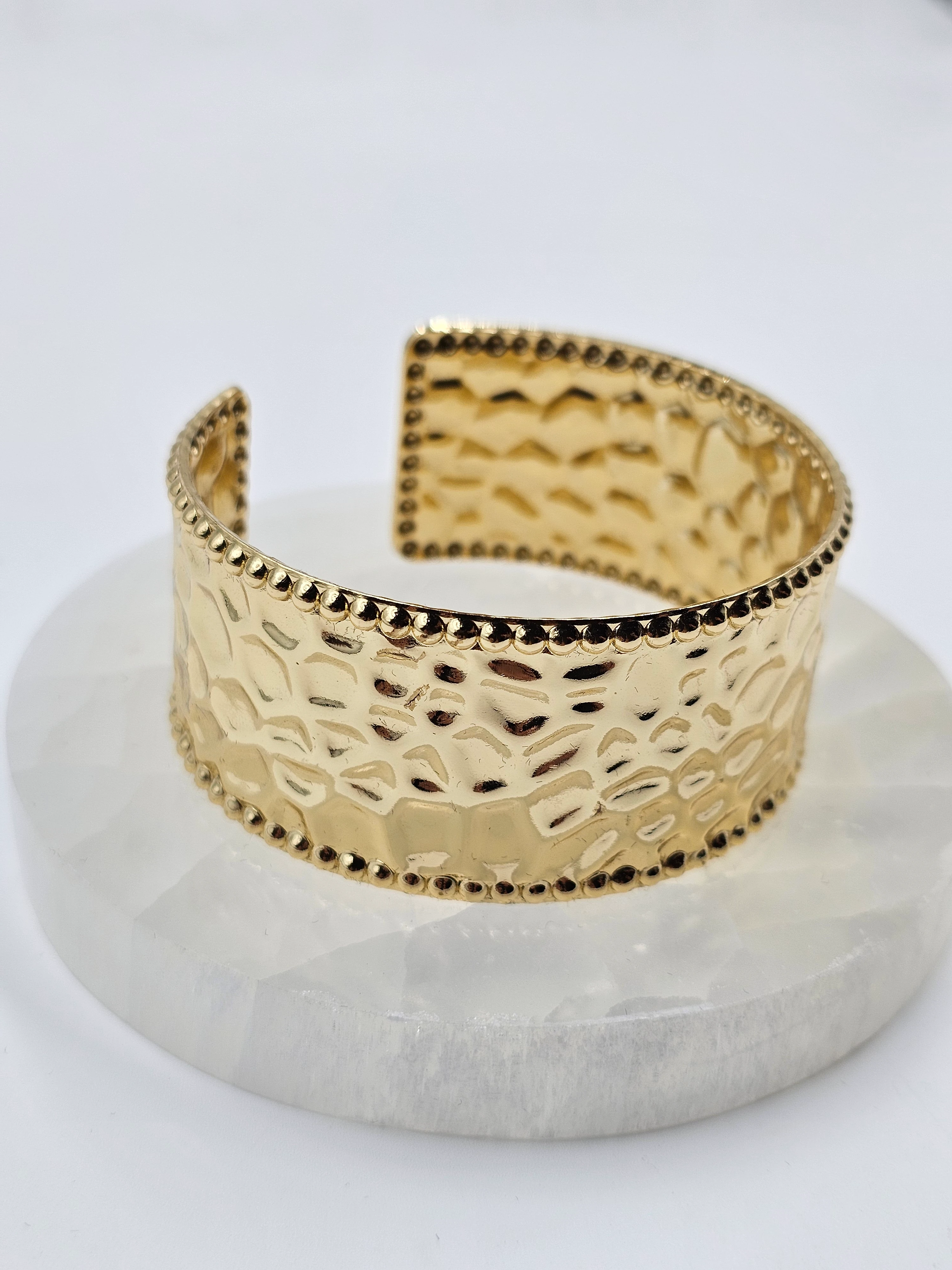 ALTIN KAPLAMA DÖVÜLMÜŞ MODEL KELEPÇE