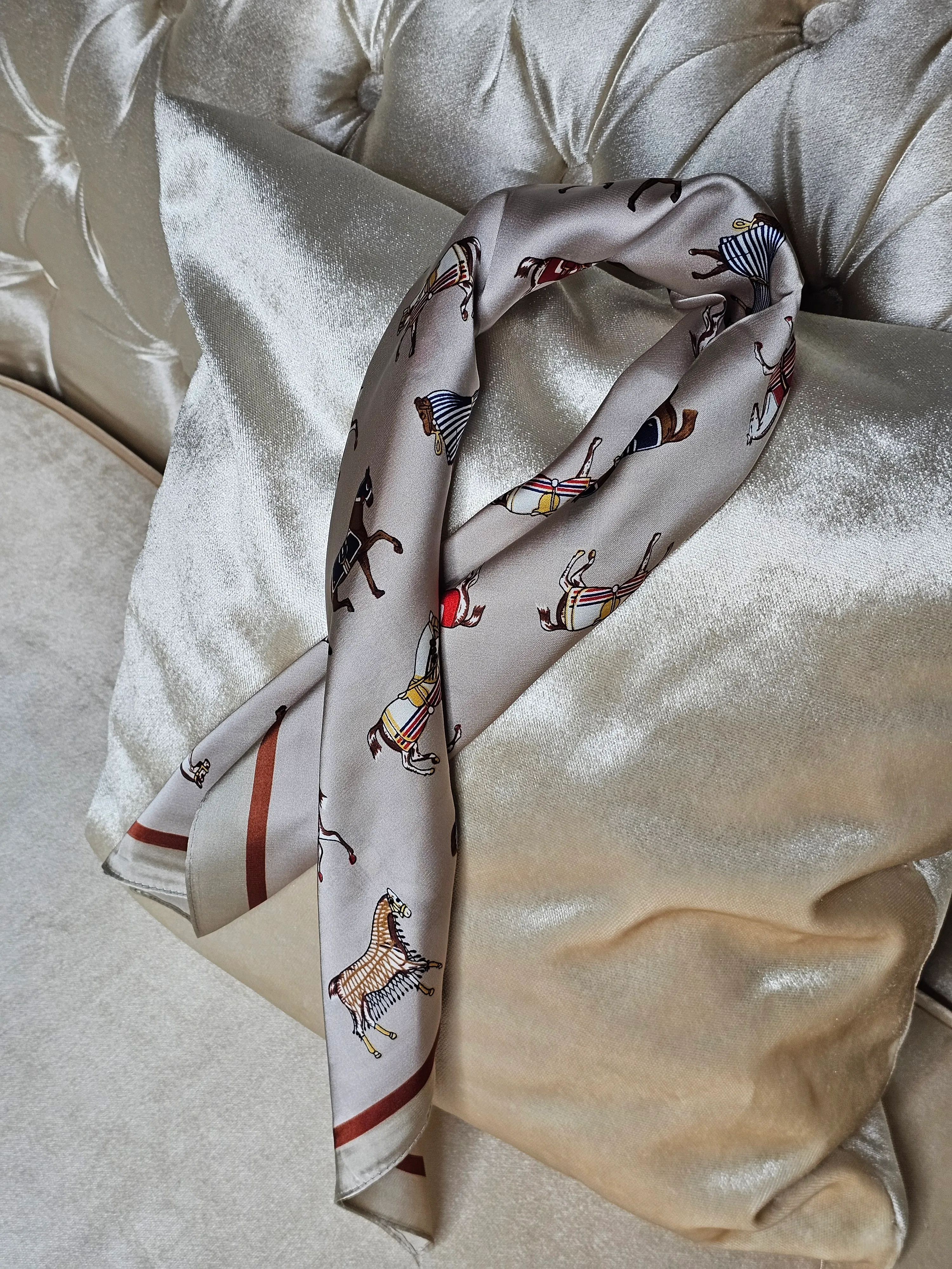 AT DESENLİ SATEN FULAR (70X70)