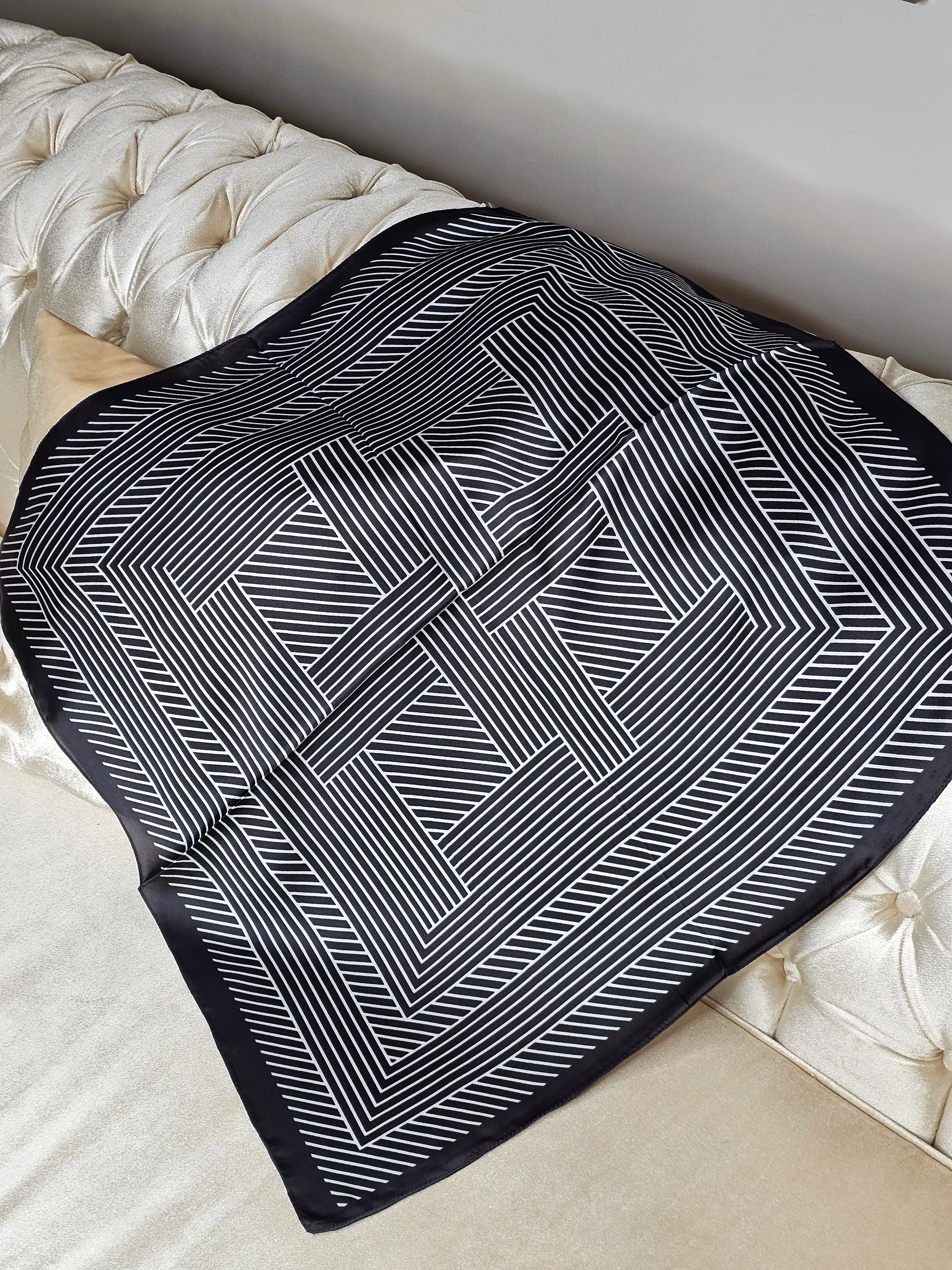 DESENLİ  SİYAH BEYAZ SATEN FULAR (70X70)