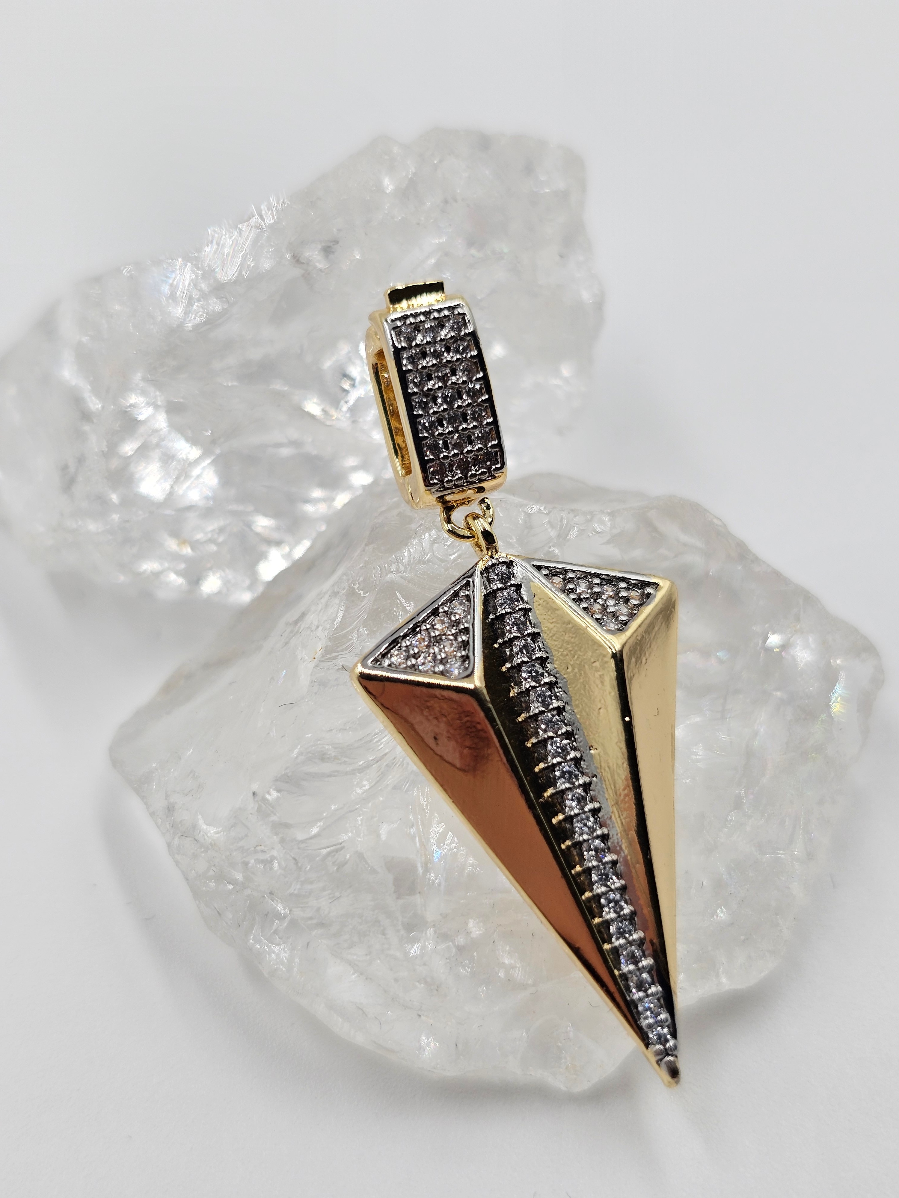 ALTIN KAPLAMA ÜÇGEN TAŞLI KOLYE UCU CHARM