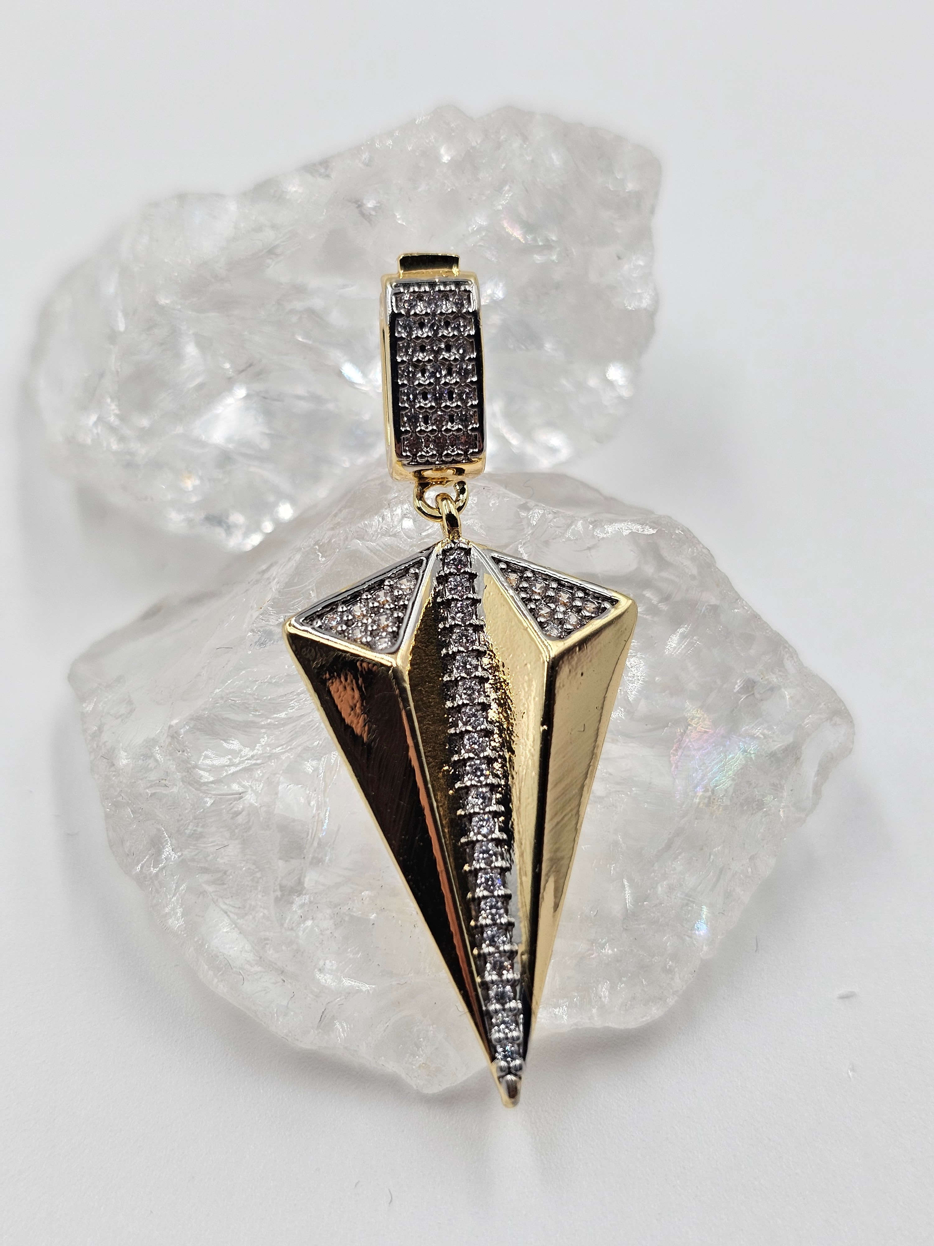 ALTIN KAPLAMA ÜÇGEN TAŞLI KOLYE UCU CHARM