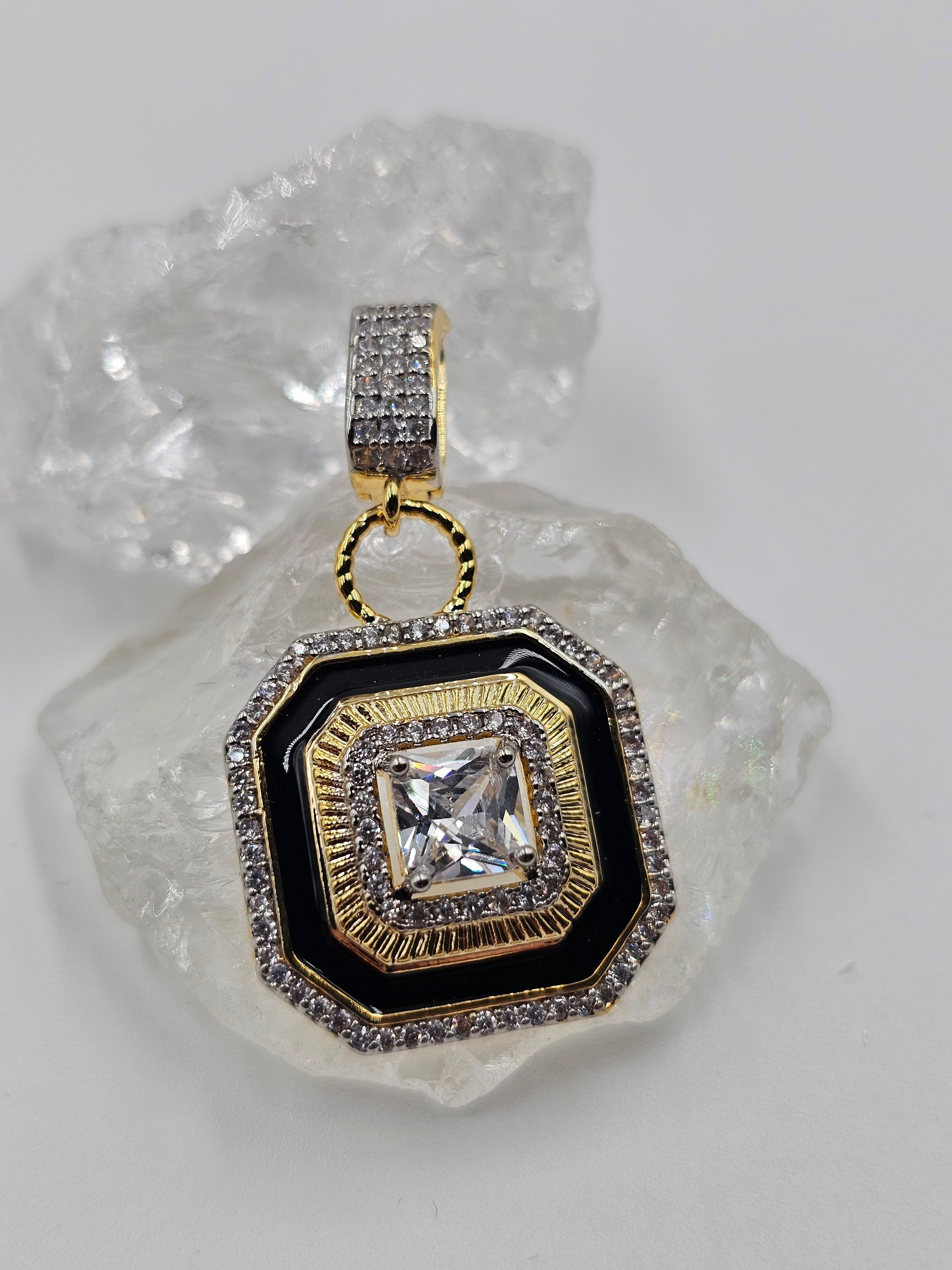 ALTIN KAPLAMA KARE BAGET TAŞLI SİYAH MİNELİ KOLYE UCU CHARM