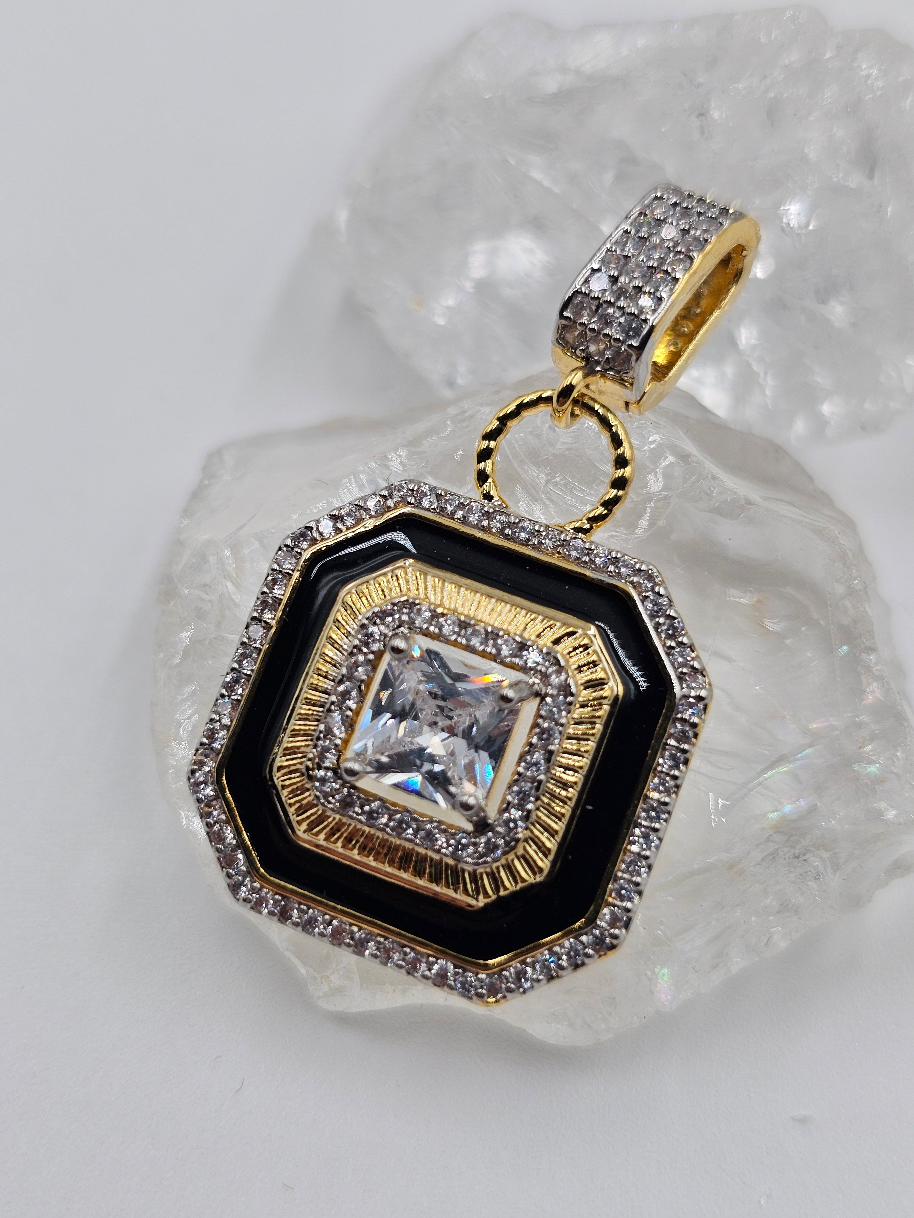 ALTIN KAPLAMA KARE BAGET TAŞLI SİYAH MİNELİ KOLYE UCU CHARM