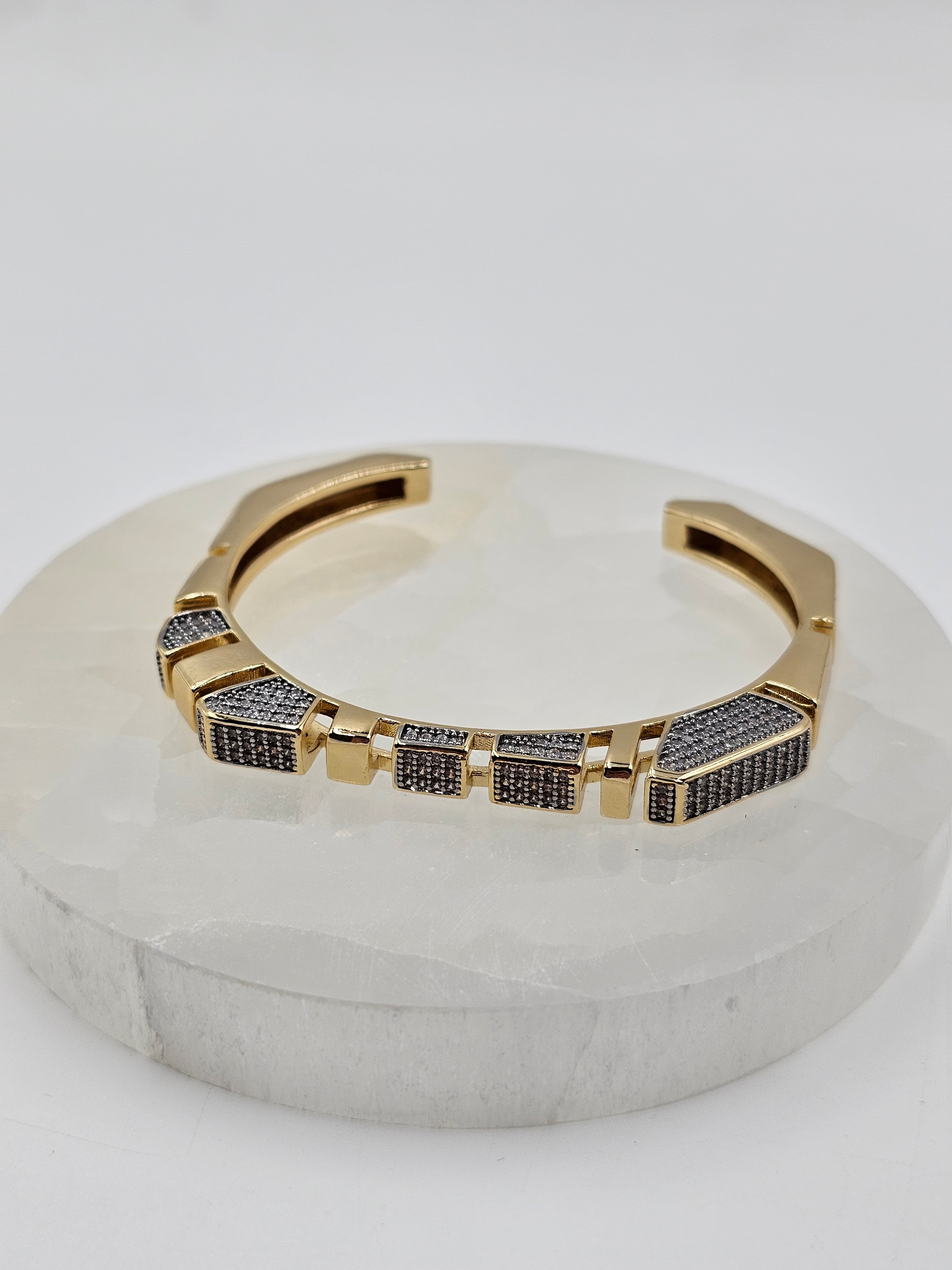 ALTIN KAPLAMA VIP TAŞLI TASARIM KELEPÇE