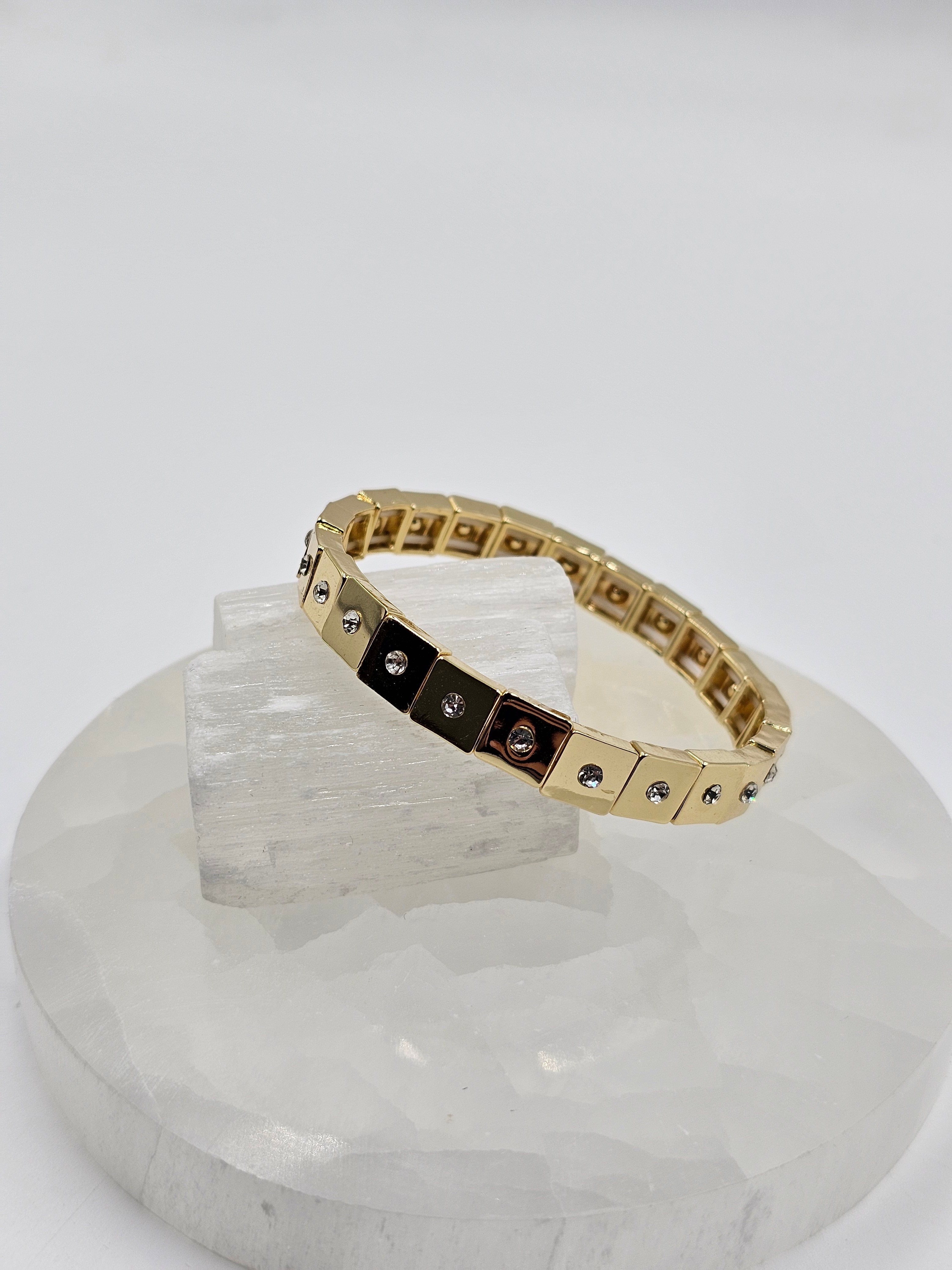 İTHAL ZİRKON TEK TAŞLI KARE MODEL GOLD RENK LASTİKLİ BİLEKLİK