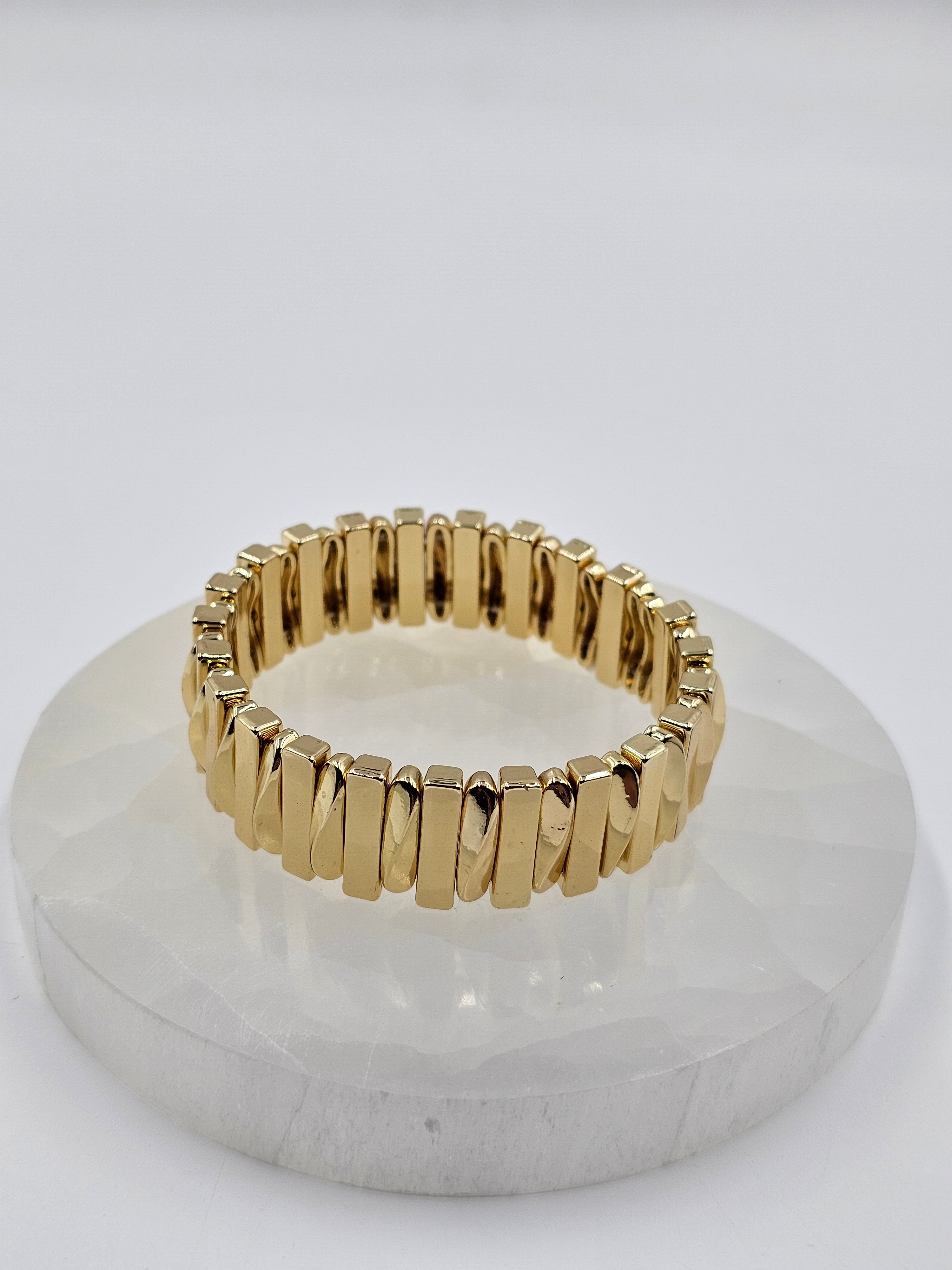 İTHAL GEOMETRİK DESENLİ GOLD RENK LASTİKLİ TASARIM BİLEKLİK