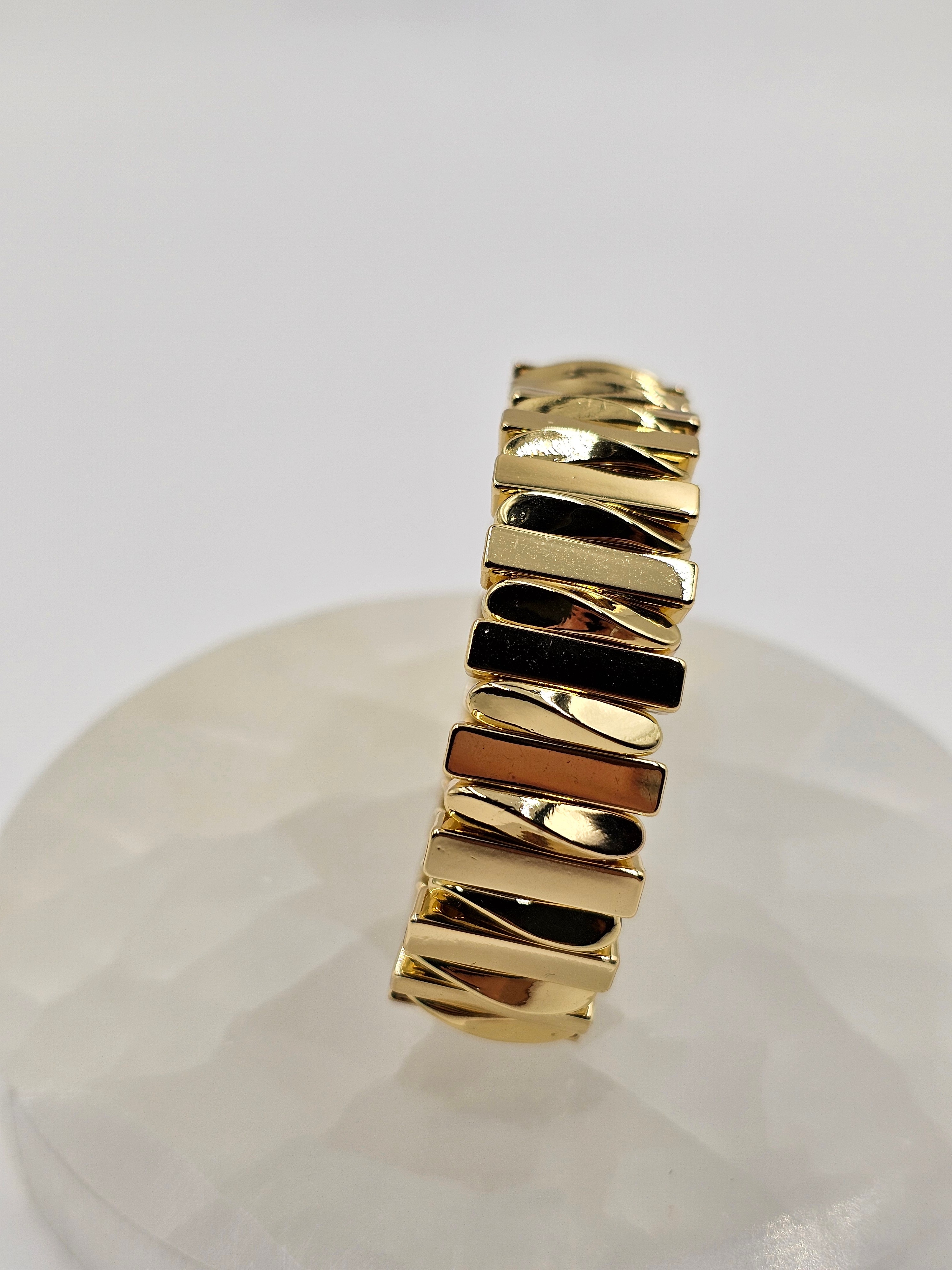 İTHAL GEOMETRİK DESENLİ GOLD RENK LASTİKLİ TASARIM BİLEKLİK