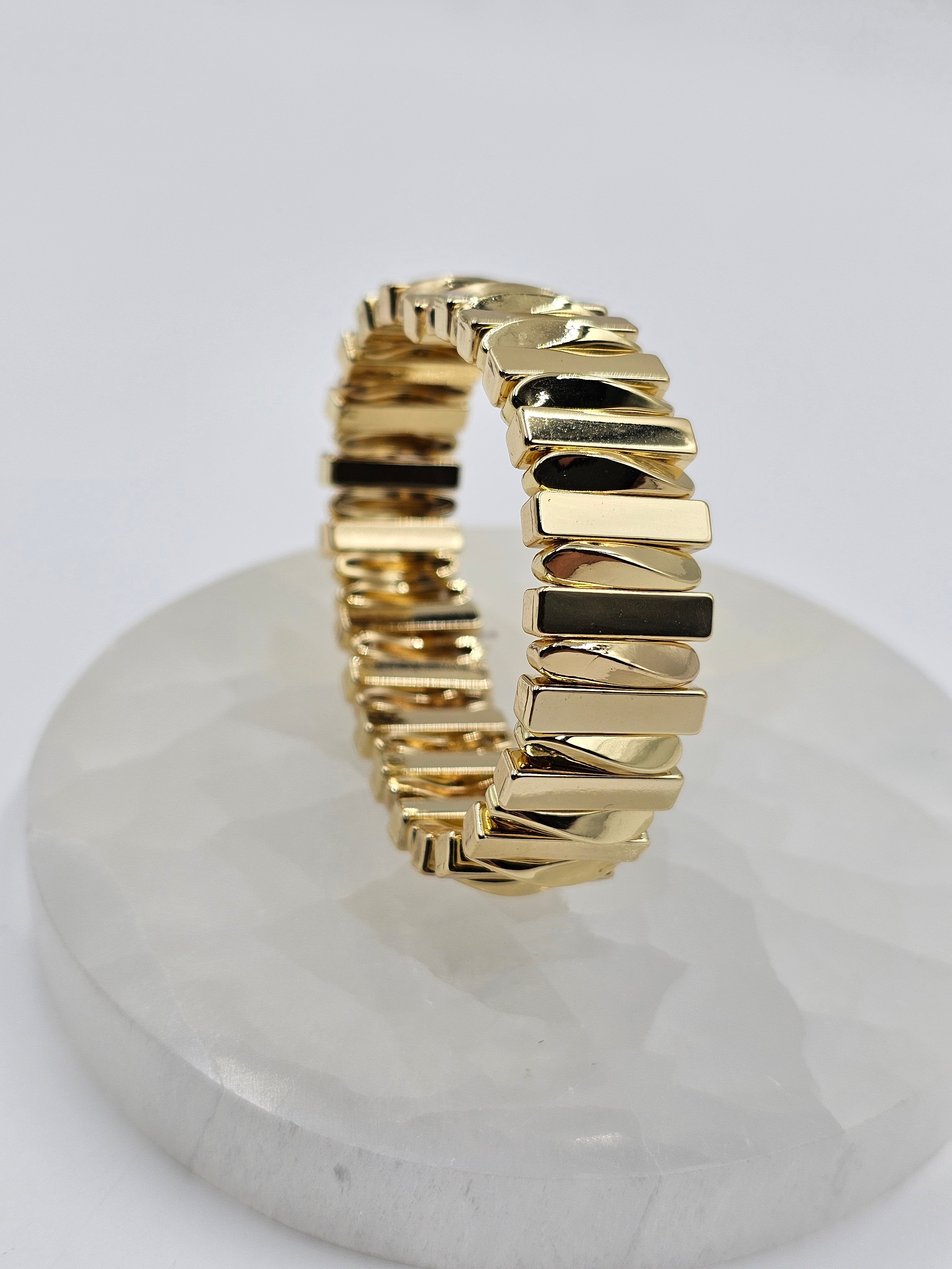 İTHAL GEOMETRİK DESENLİ GOLD RENK LASTİKLİ TASARIM BİLEKLİK