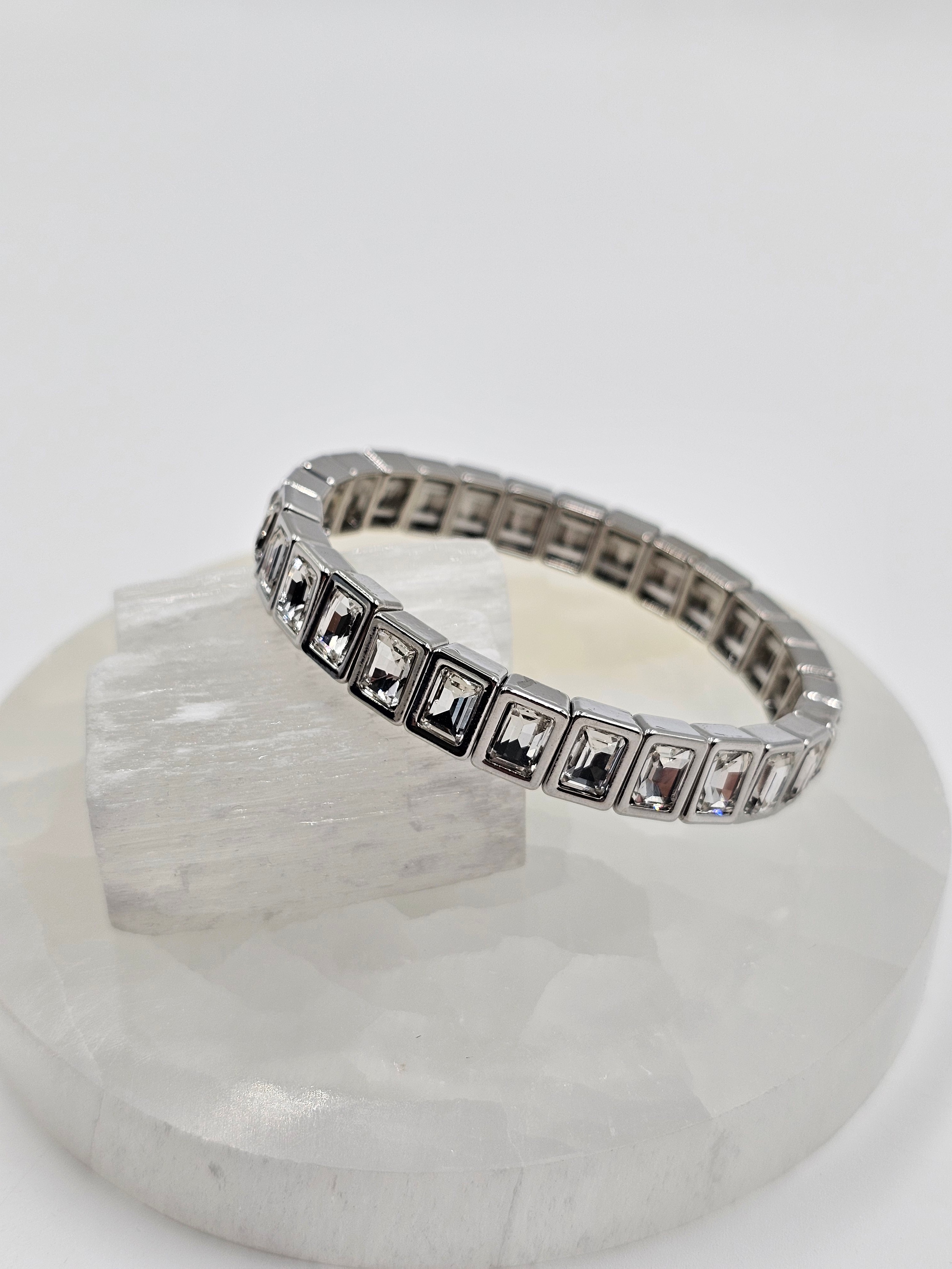 İTHAL ZİRKON KRİSTAL TAŞLI SİLVER RENK LASTİKLİ BİLEKLİK