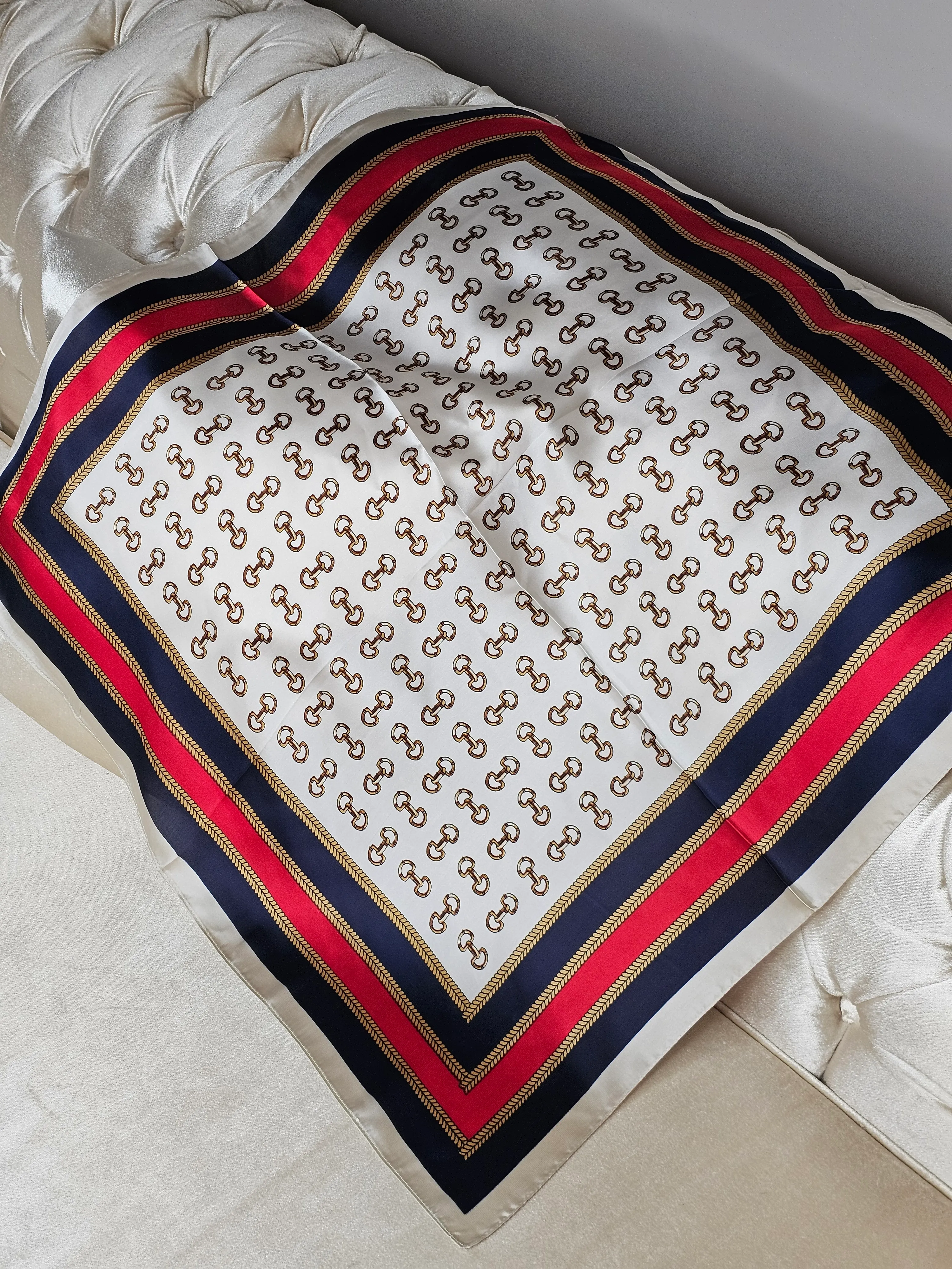 DESENLİ  SATEN FULAR (70X70)