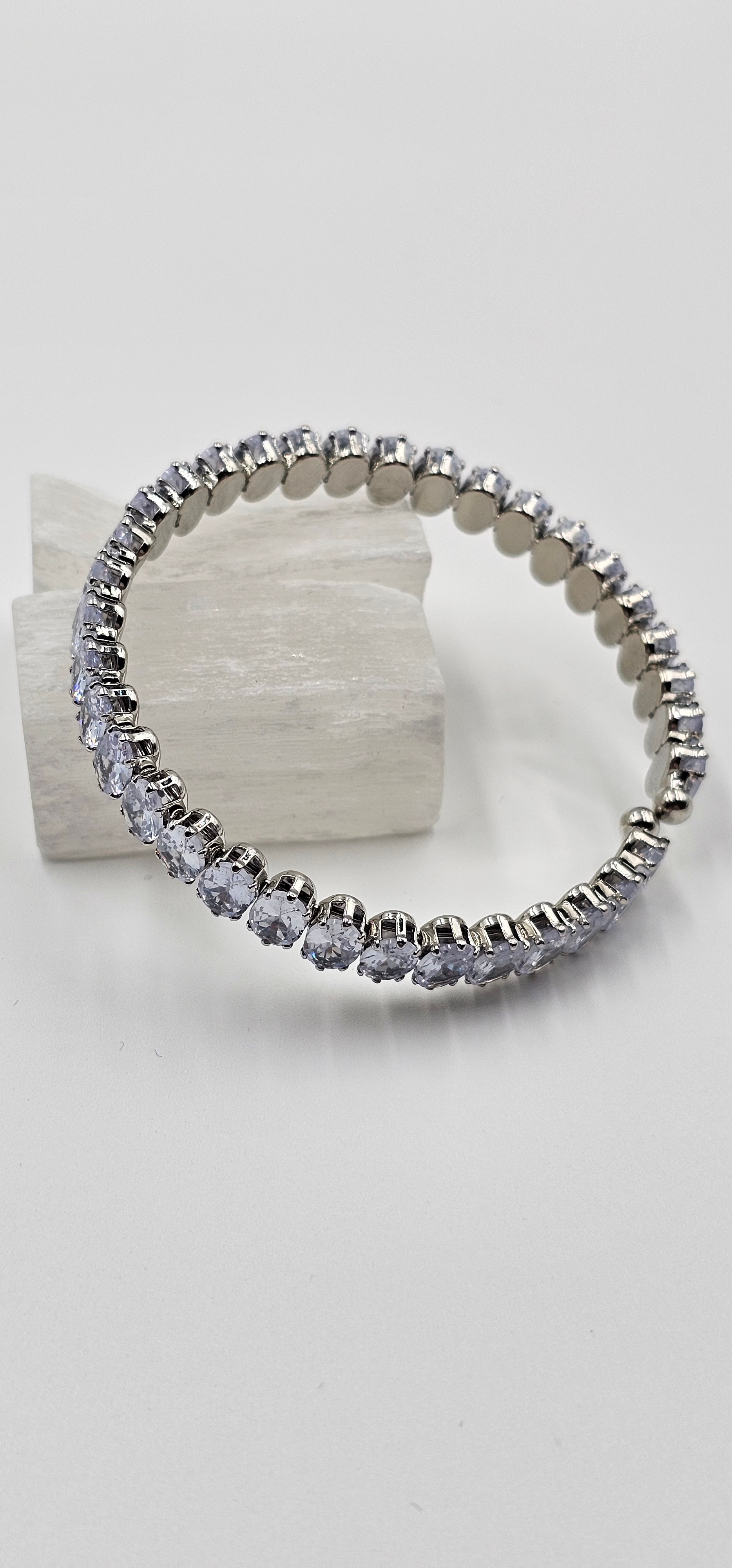 ÖZEL SERİ GÜMÜŞ KAPLAMA BADEM SIRALI ZİRKON TAŞ ESNEK BİLEKLİK