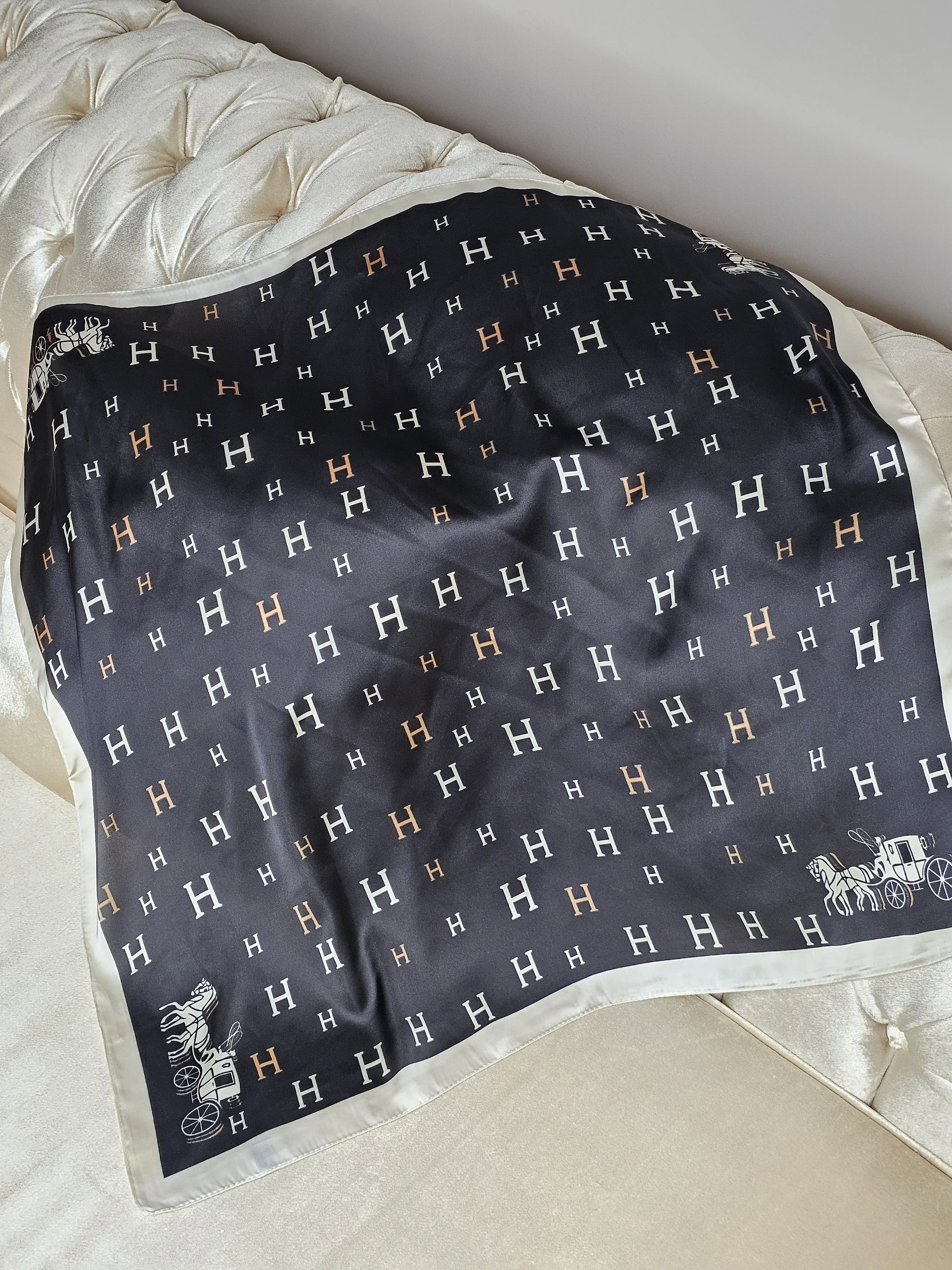 DESENLİ  SİYAH BEYAZ SATEN FULAR (70X70)