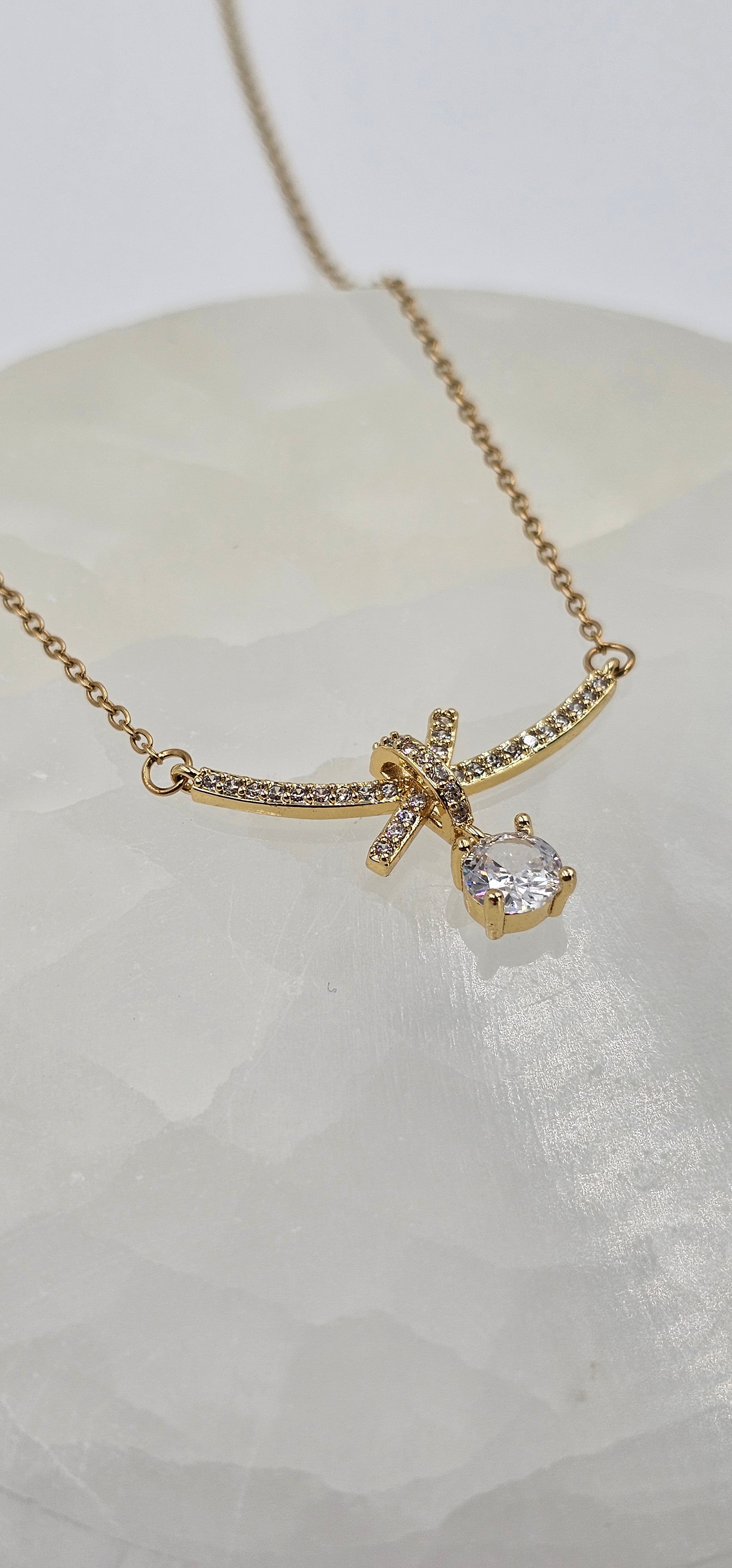 ALTIN KAPLAMA DAMLA MODEL ZİRKON TEK TAŞI KOLYE