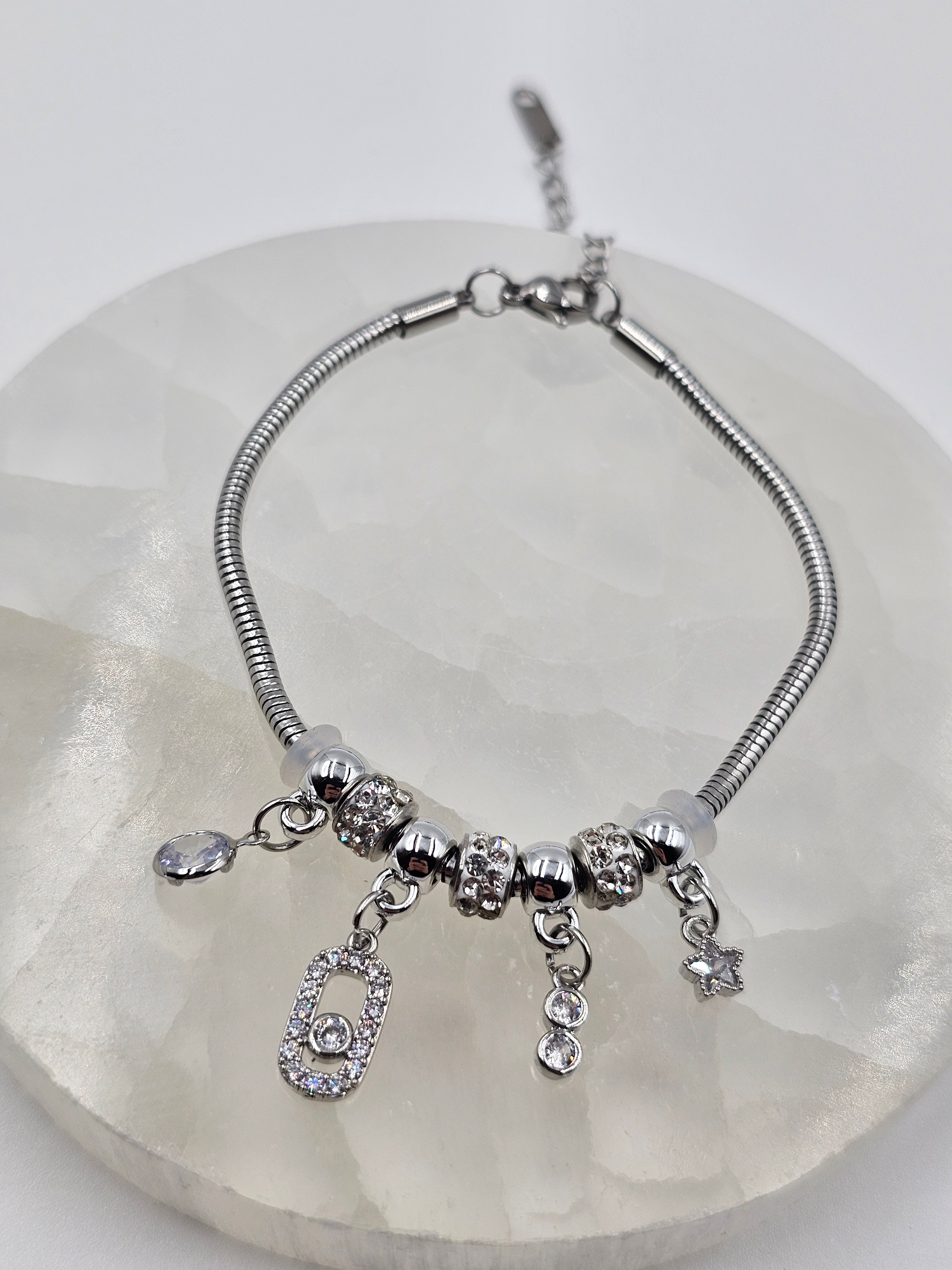 ÇELİK GÜMÜŞ KAPLAMA CHARMLI ZİNCİR BİLEKLİK