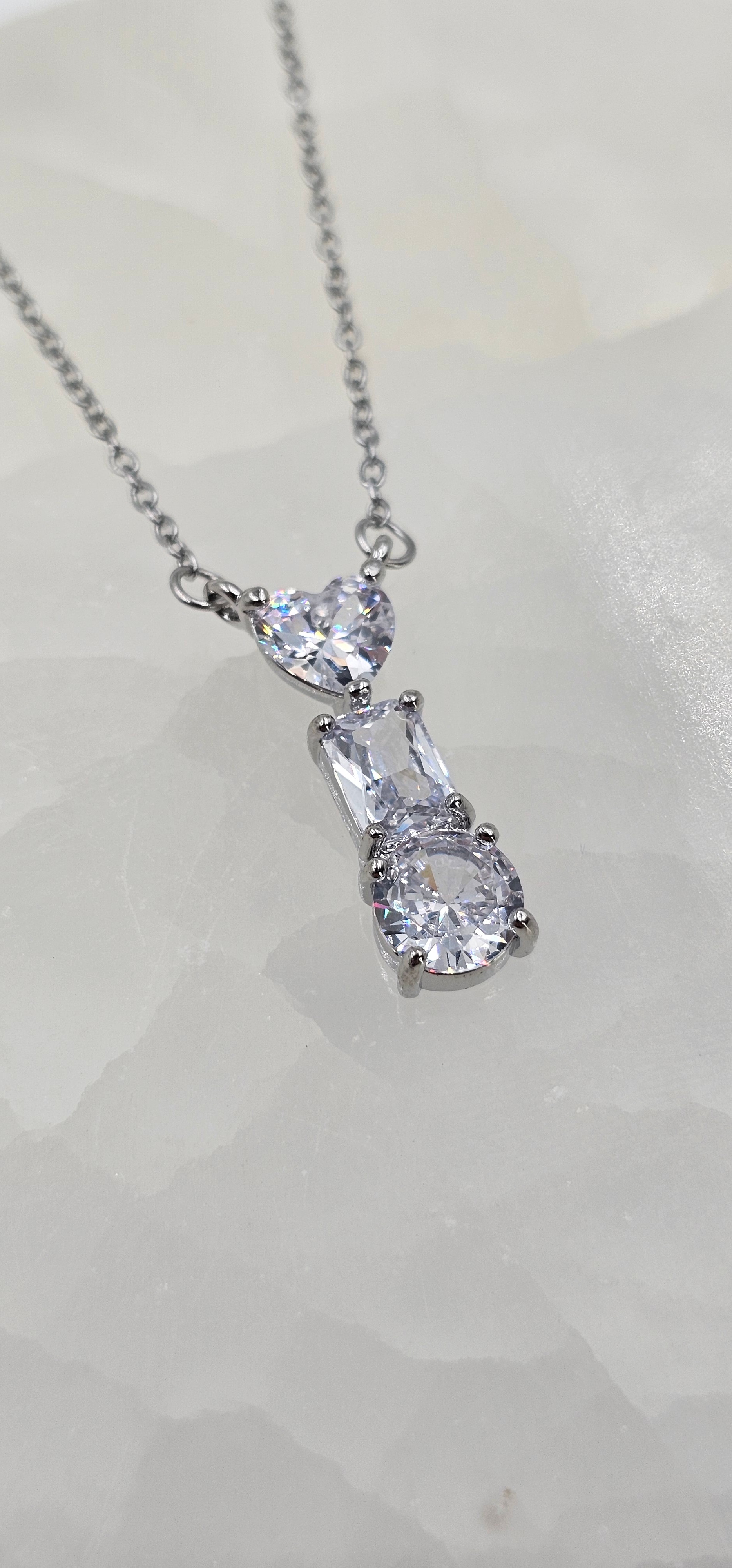 GÜMÜŞ KAPLAMA ÇOK TAŞLI KALPLİ KOLYE