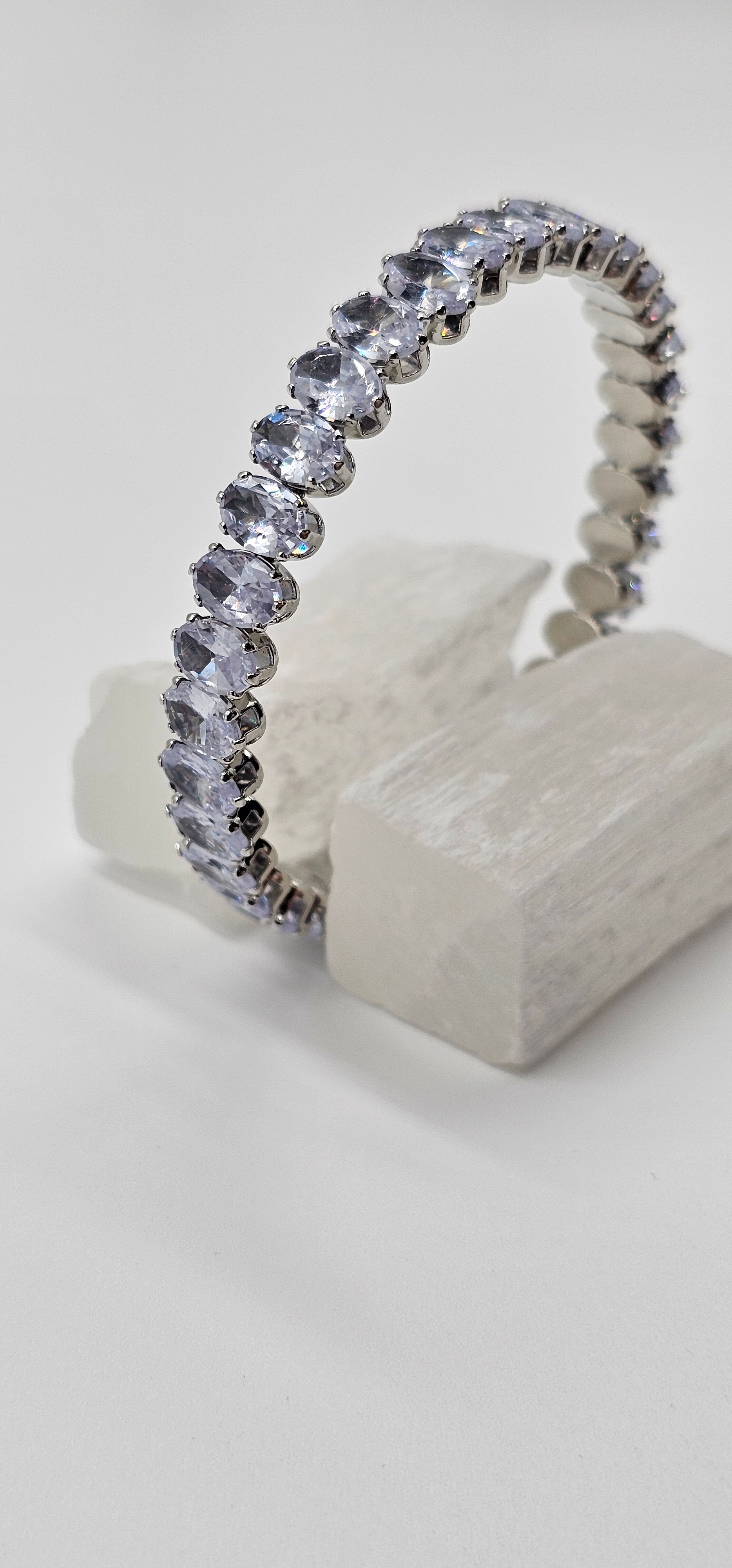 ÖZEL SERİ GÜMÜŞ KAPLAMA BADEM SIRALI ZİRKON TAŞ ESNEK BİLEKLİK