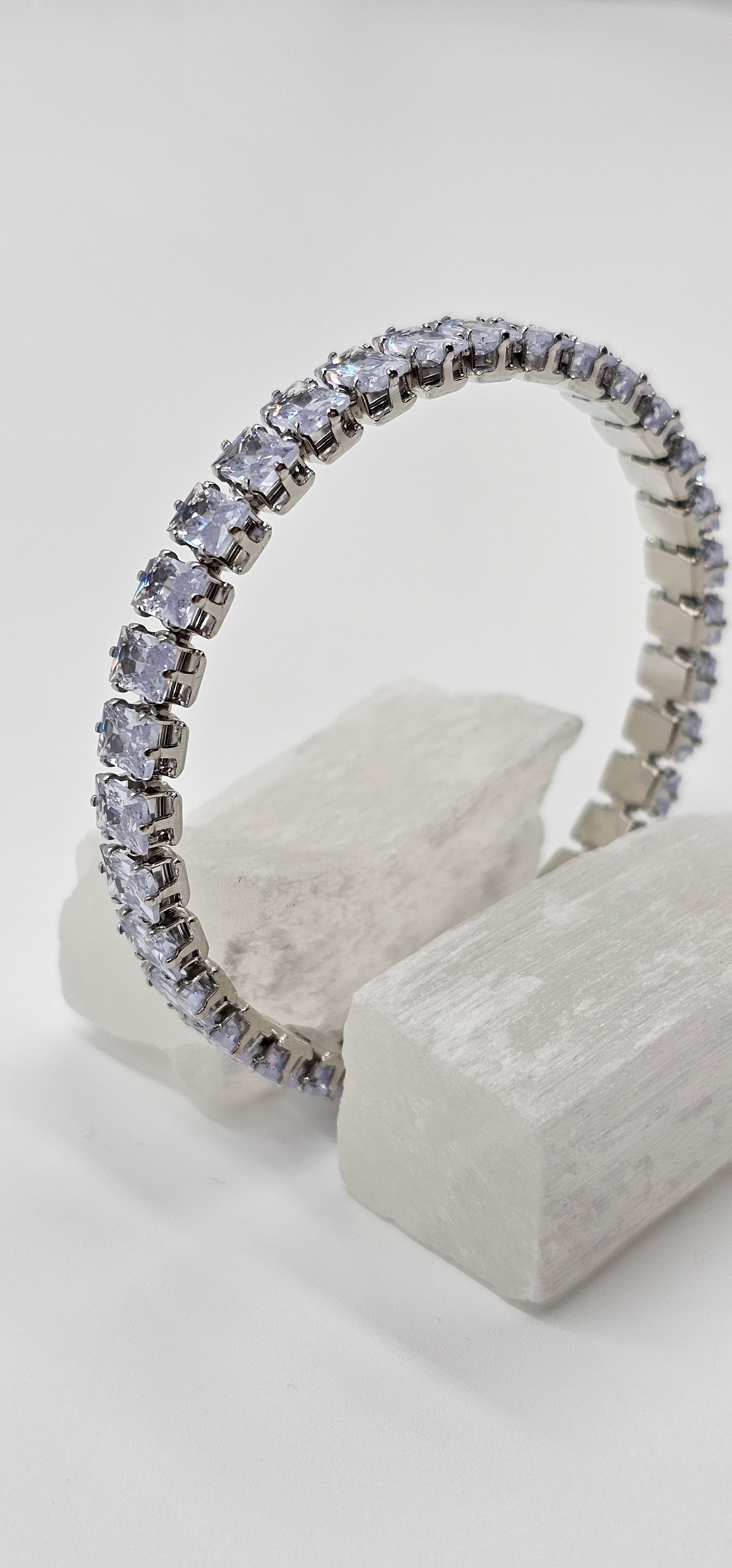 ÖZEL SERİ GÜMÜŞ KAPLAMA KARE SIRALI ZİRKON TAŞ ESNEK BİLEKLİK