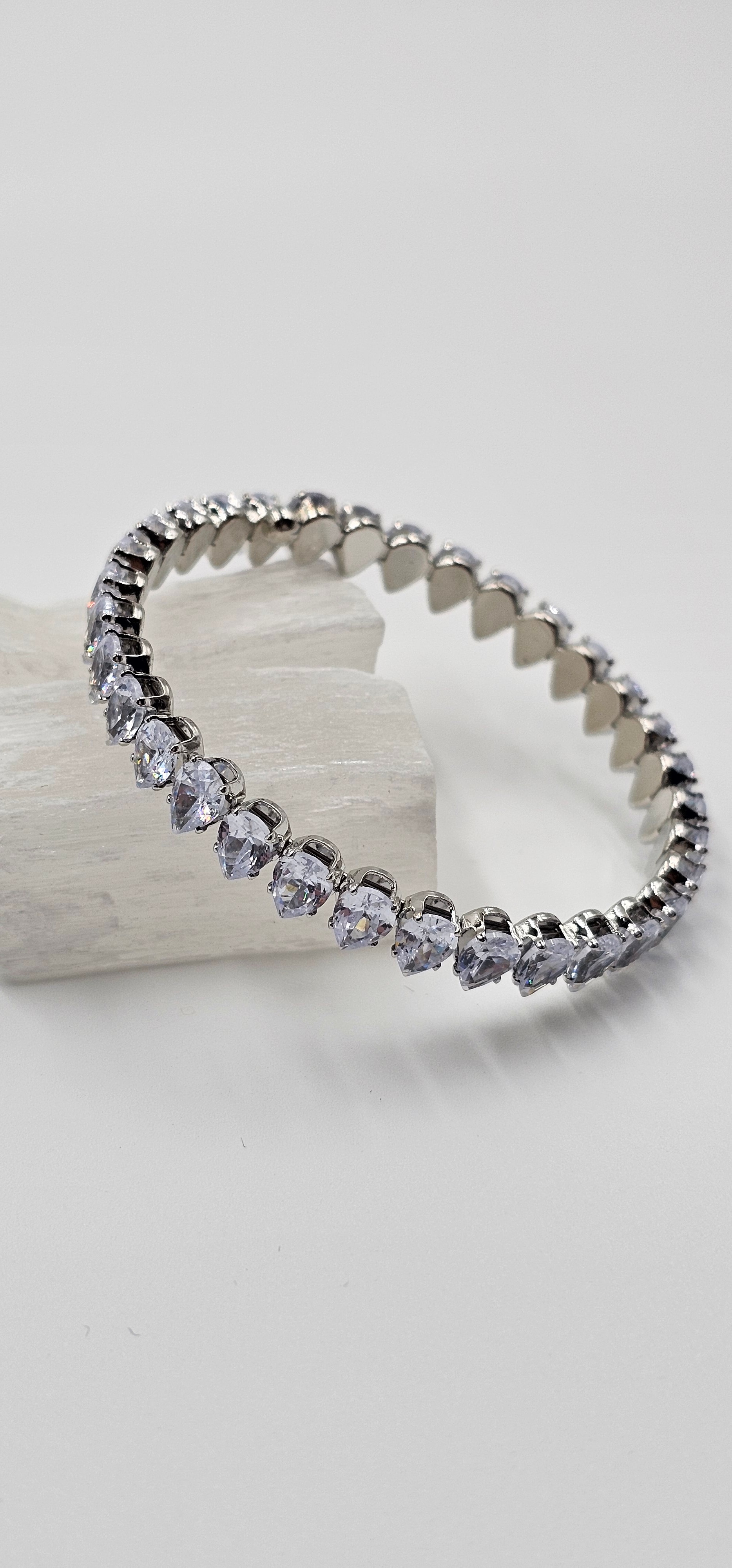 ÖZEL SERİ GÜMÜŞ KAPLAMA DAMLA SIRALI ZİRKON TAŞ ESNEK BİLEKLİK