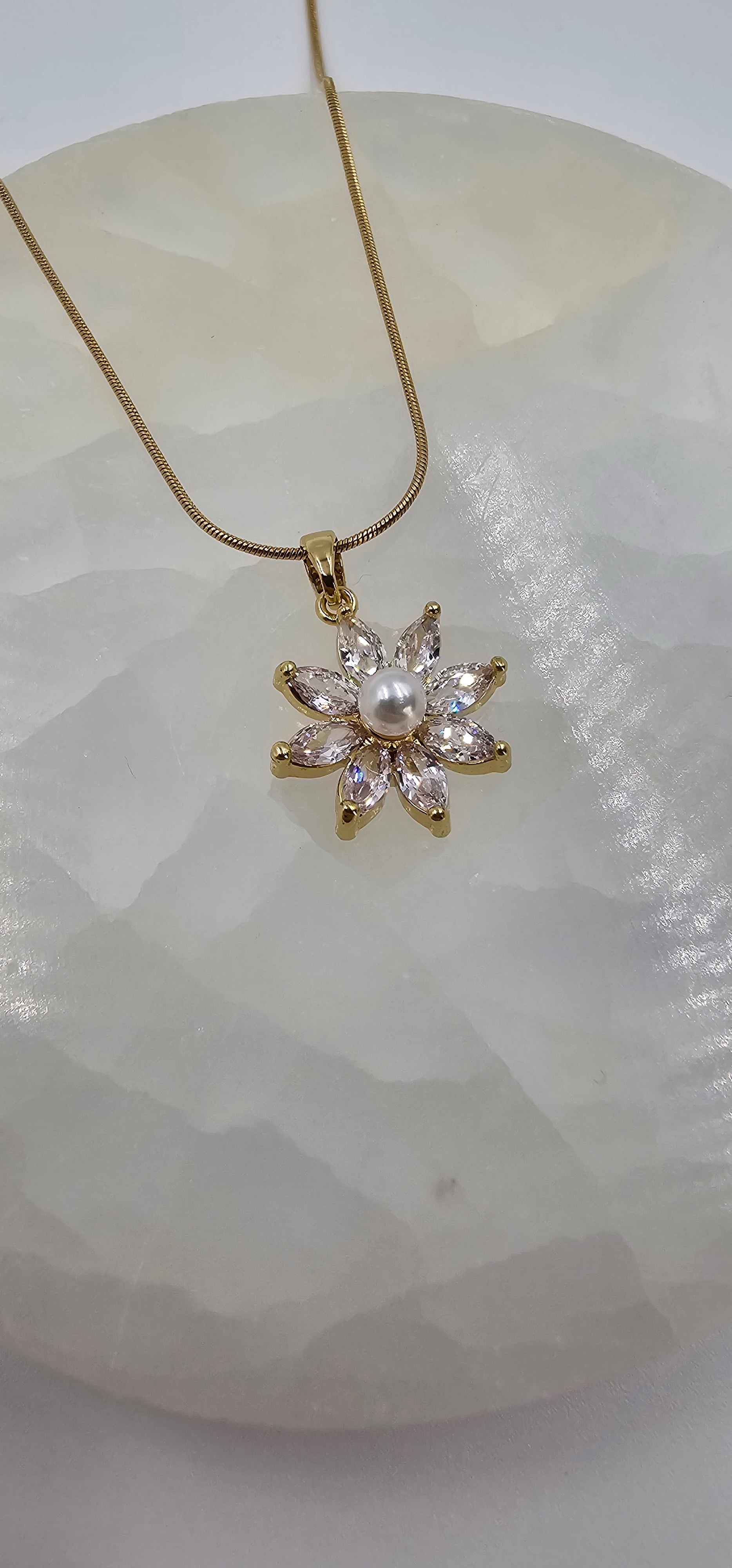 ALTIN KAPLAMA ZİRKON TAŞLI İNCİLİ ÇİÇEK KOLYE