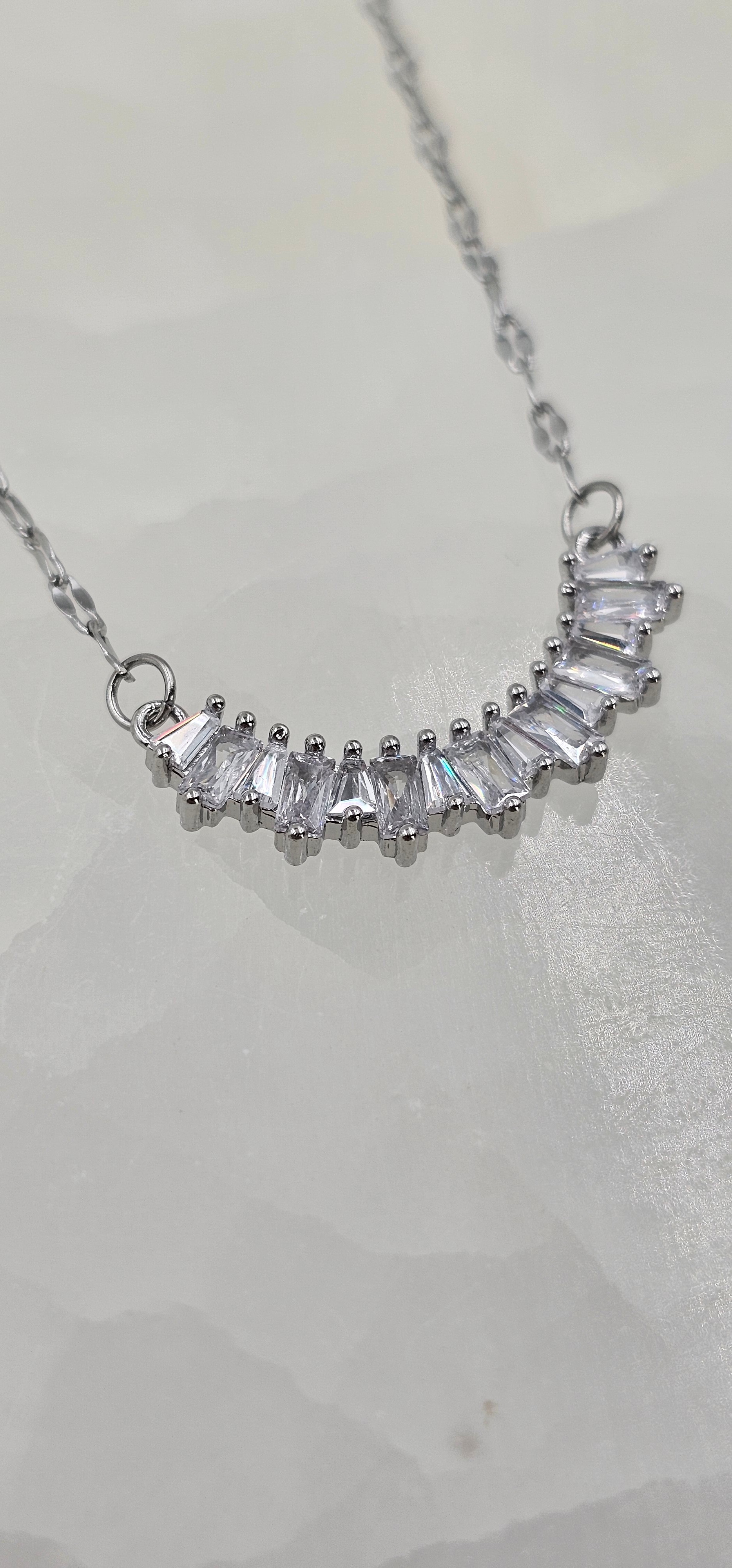 GÜMÜŞ KAPLAM SIRA BAGET TAŞLI KOLYE