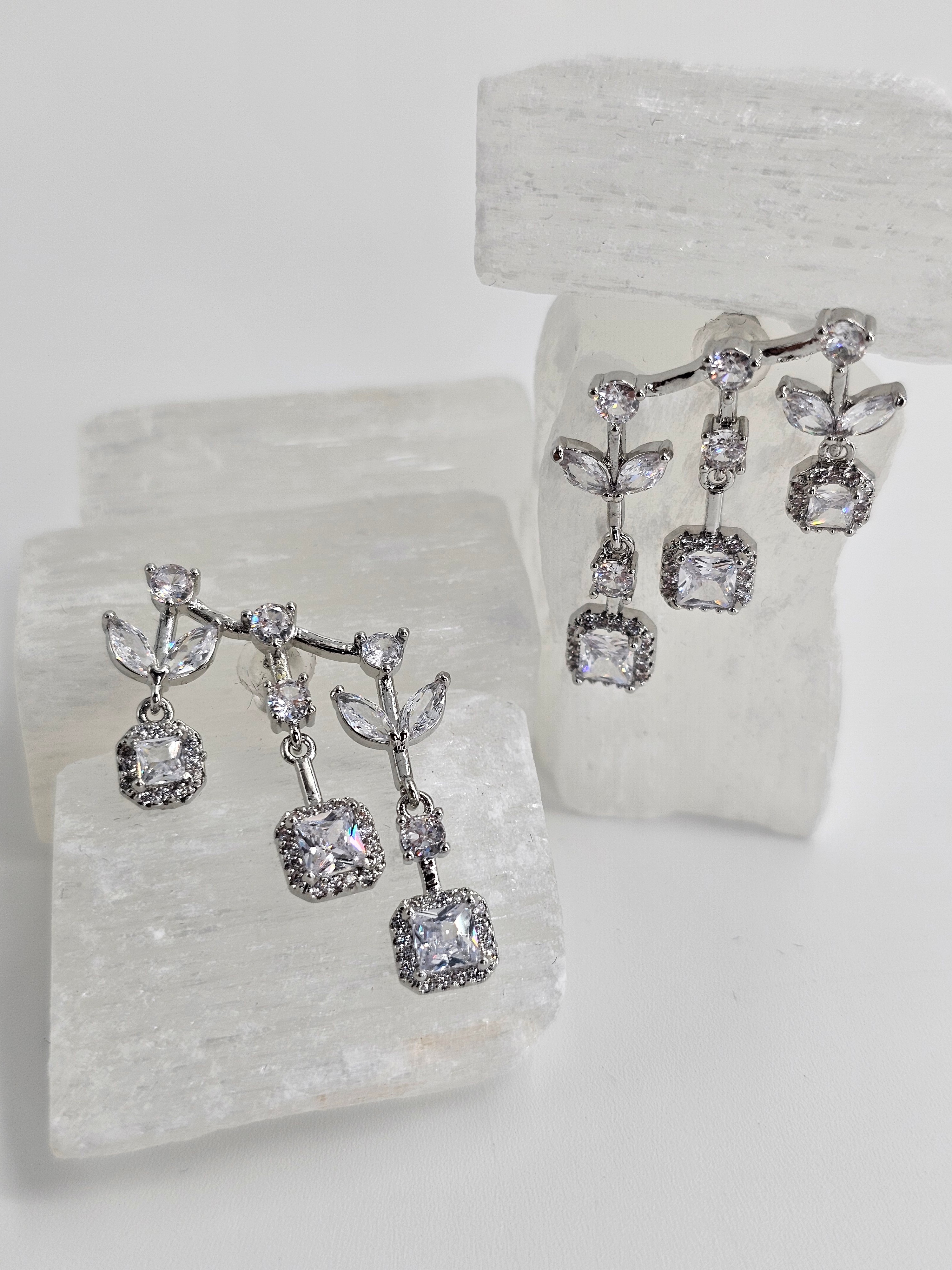 GÜMÜŞ KAPLAMA 3 TAŞ ÇİÇEKLİ KÜPE