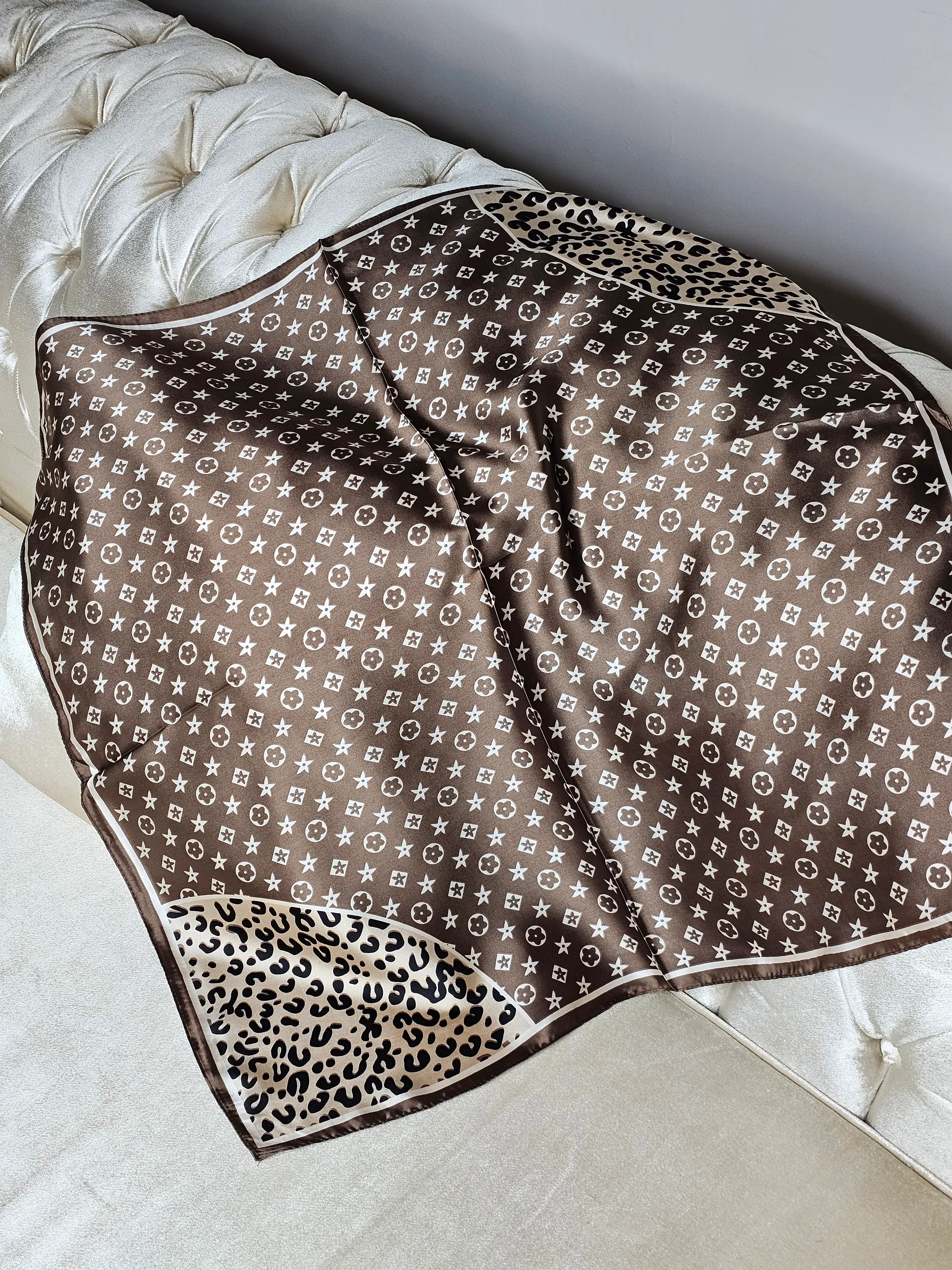 DESENLİ  KAHVERENGİ SATEN FULAR (70X70)