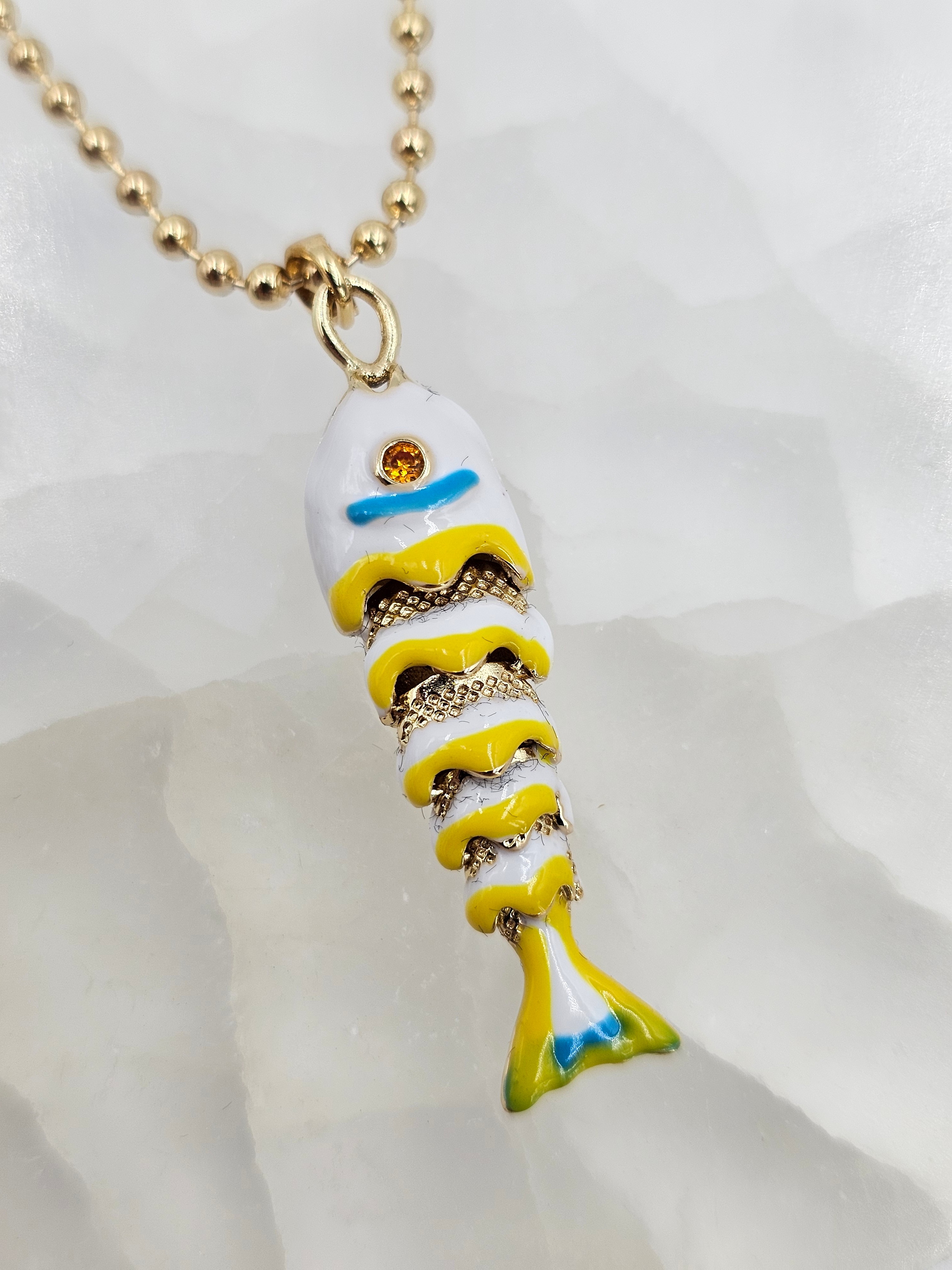 ÖZEL SERİ TOPÇUK ZİNCİRDE SARI RENKLİ MİNELİ KIVRIMLI BALIK FİGÜR KOLYE