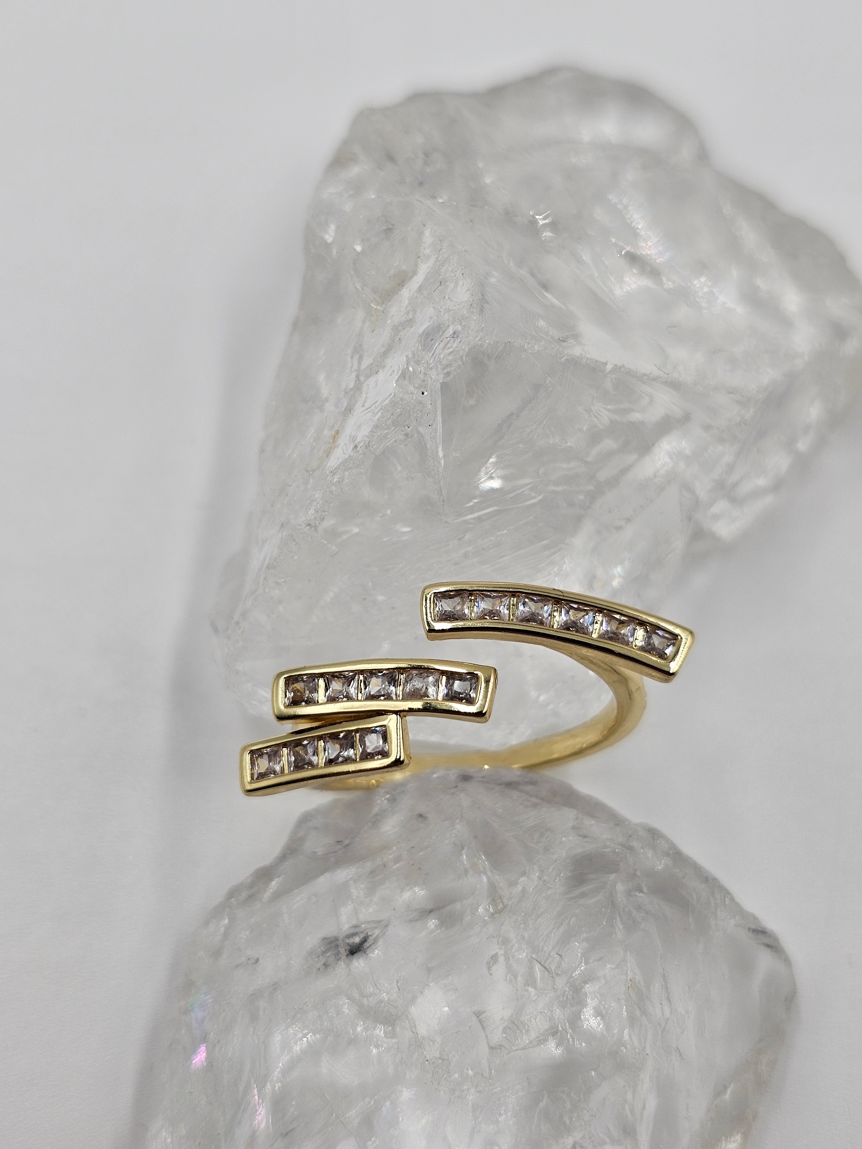 ALTIN KAPLAMA ZİRKON ÜÇ SIRALI TAŞLI YÜZÜK