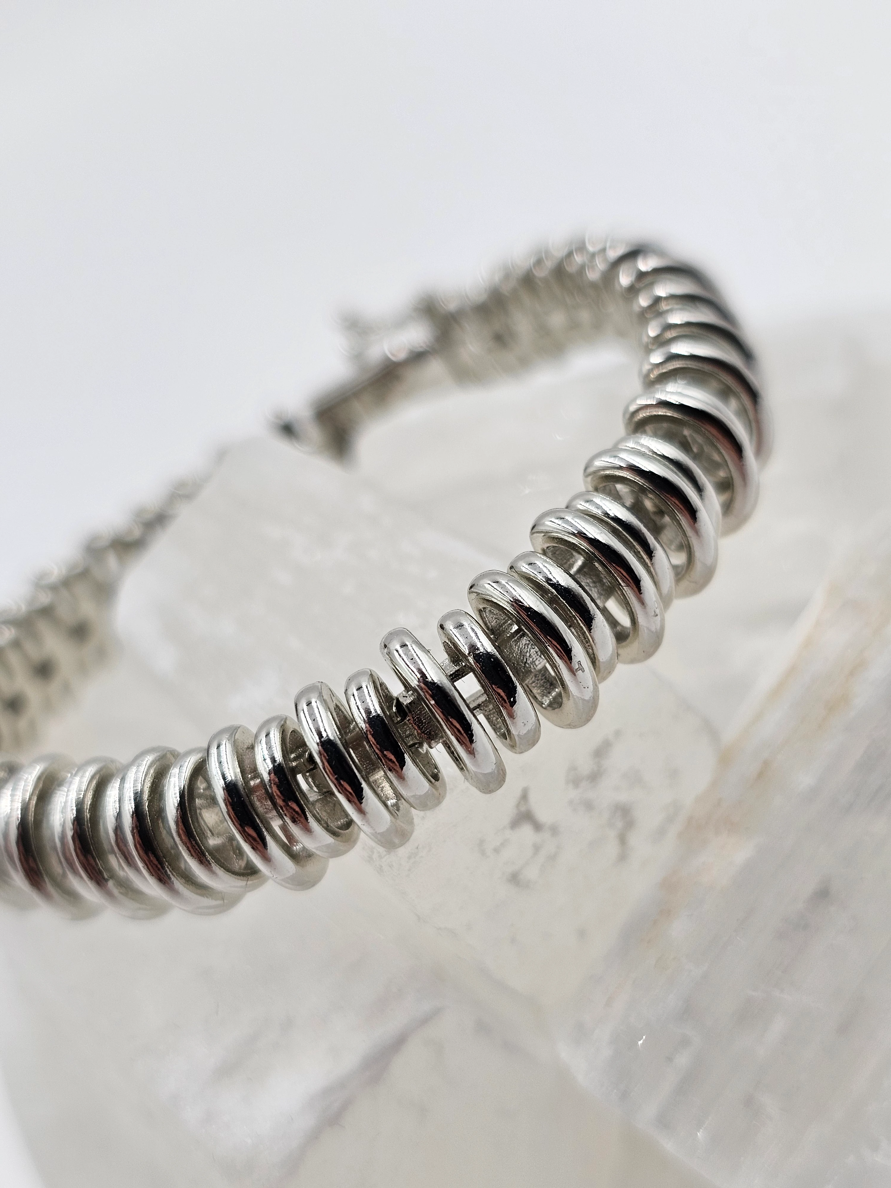 BEYAZ KUTU KİLİTLİ CİZGİ GURMET BİLEKLİK