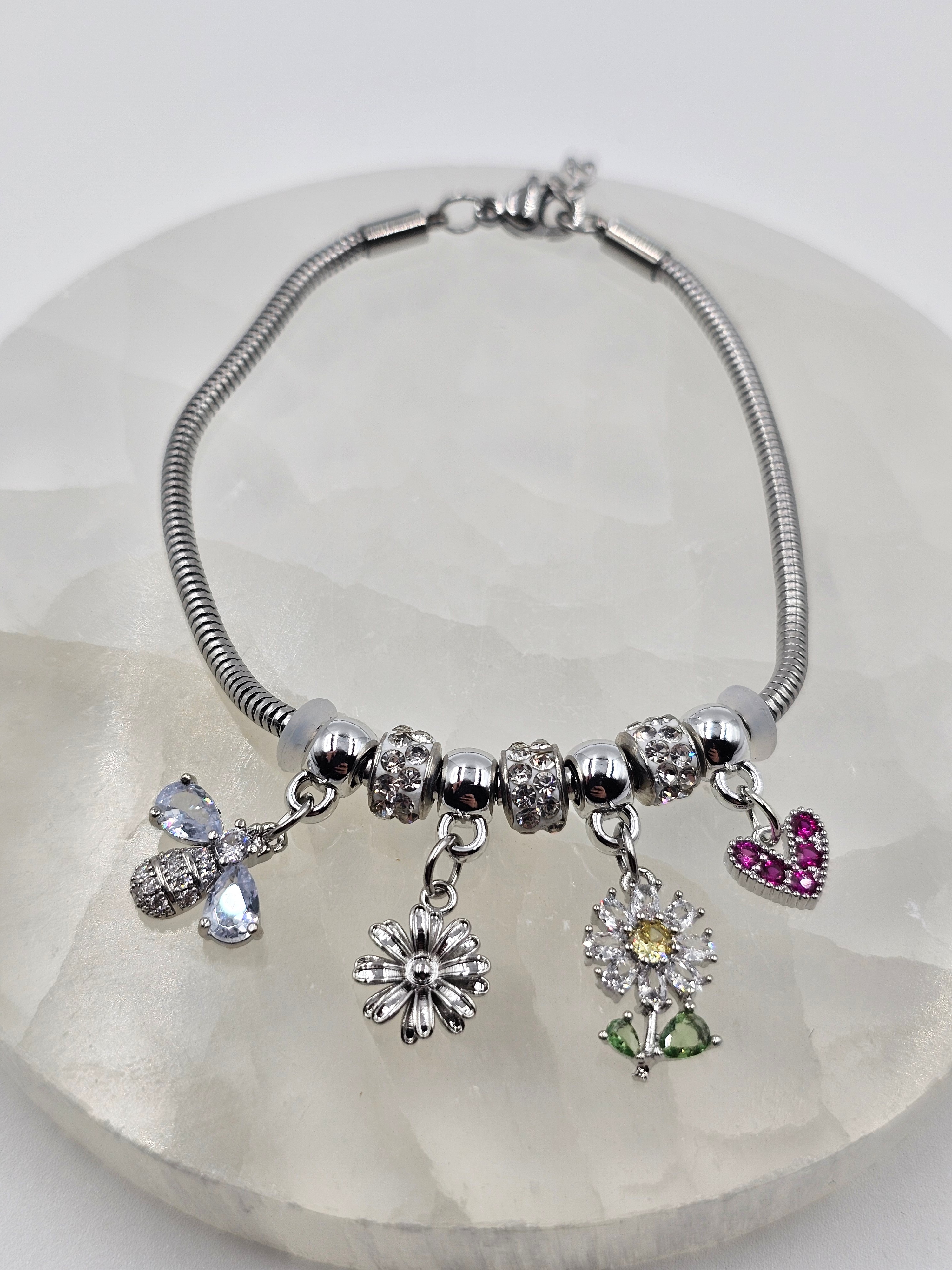 ÇELİK GÜMÜŞ KAPLAMA CHARMLI ZİNCİR BİLEKLİK