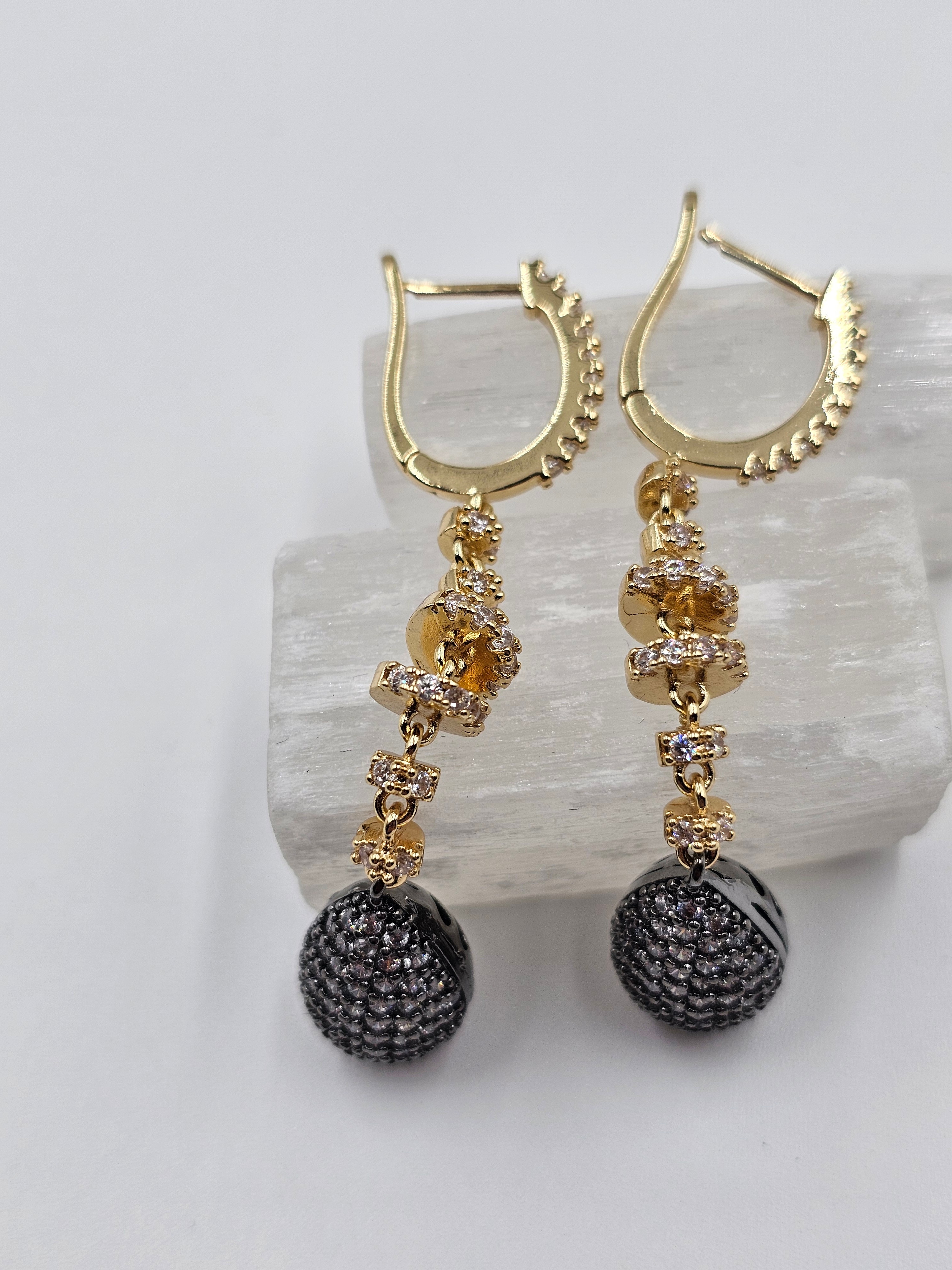 ALTIN KAPLAMA TASARIM SALLANTILI ZİRKON VE SİYAH TAŞLI TOP KÜPE