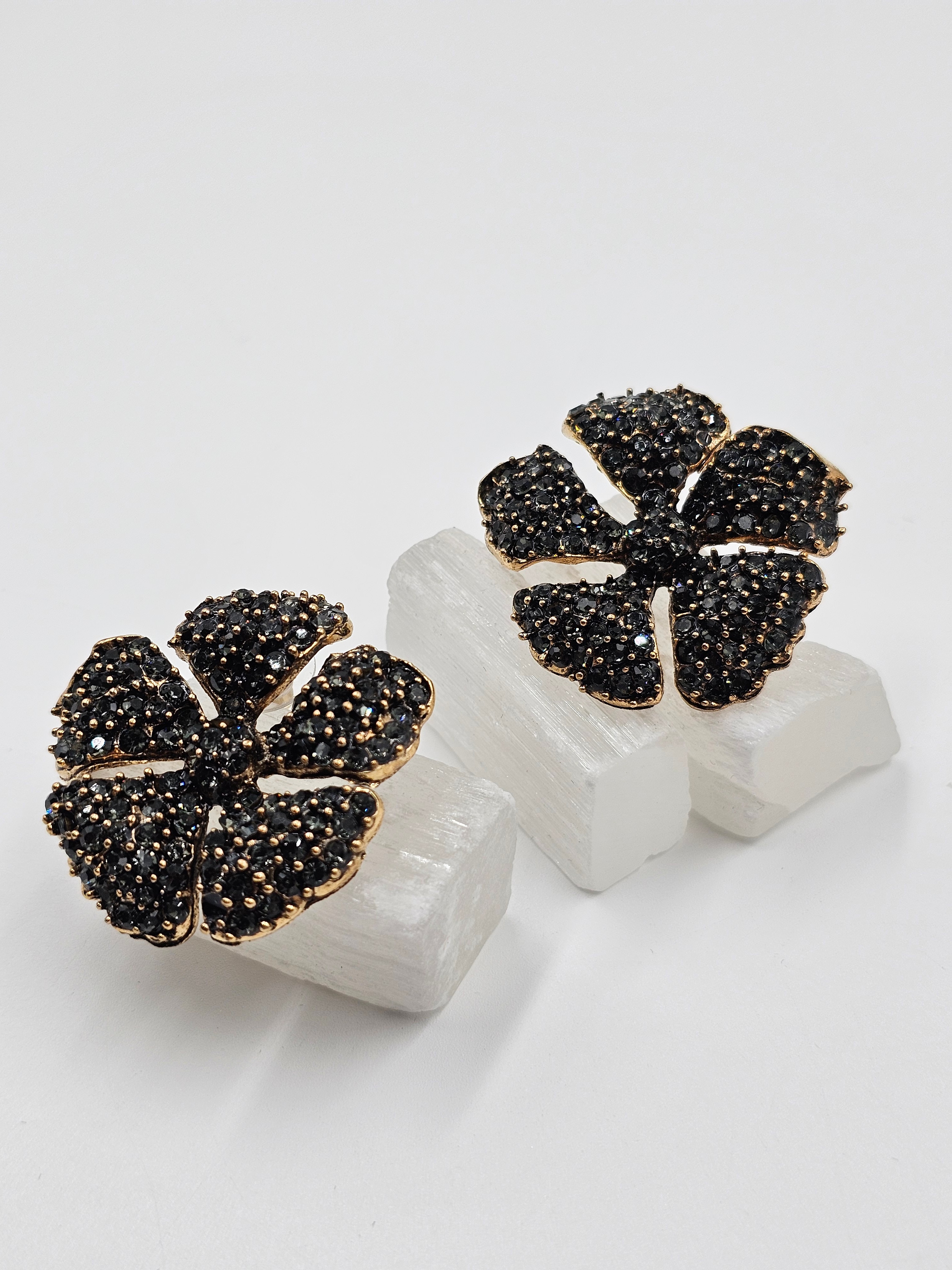 ALTIN KAPLAMA SİYAH TAŞLI ÇİÇEK TASARIM KÜPE