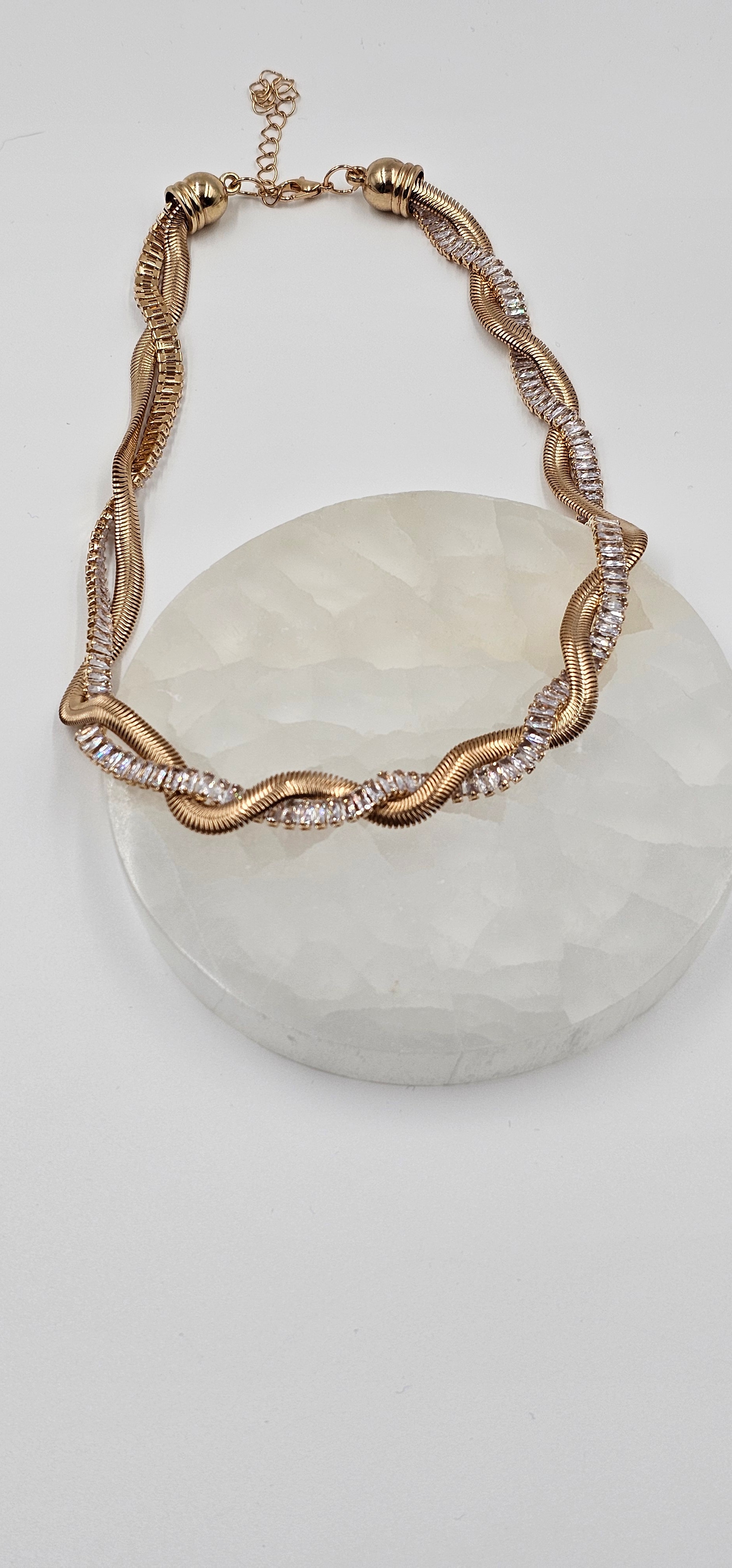 ALTIN KAPLAMA TASARIM  BAGET SIRA TAŞLI ÇOKLU BURGU KOLYE