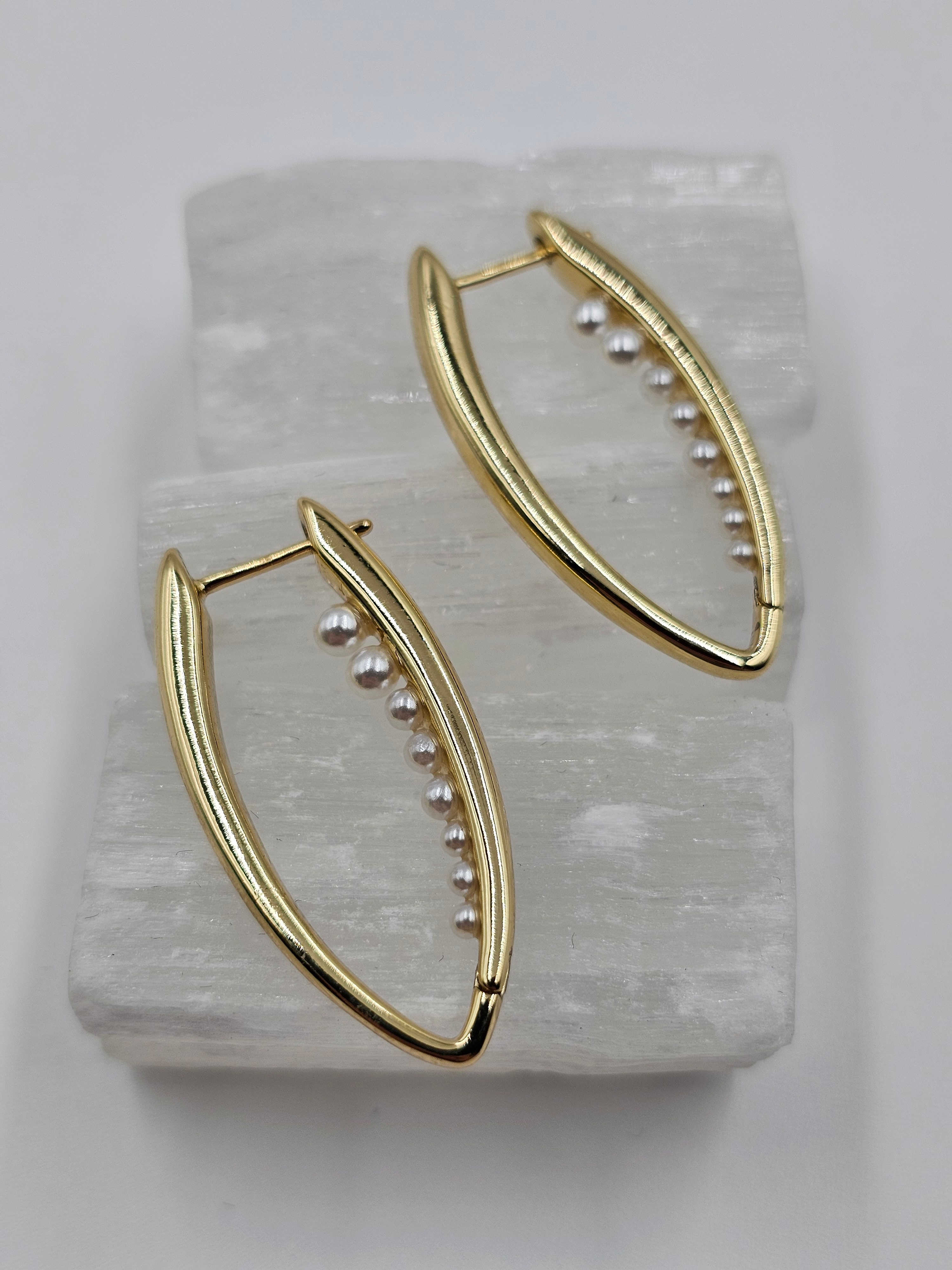 ALTIN KAPLAMA İNCİLİ TASARIM HALKA KÜPE