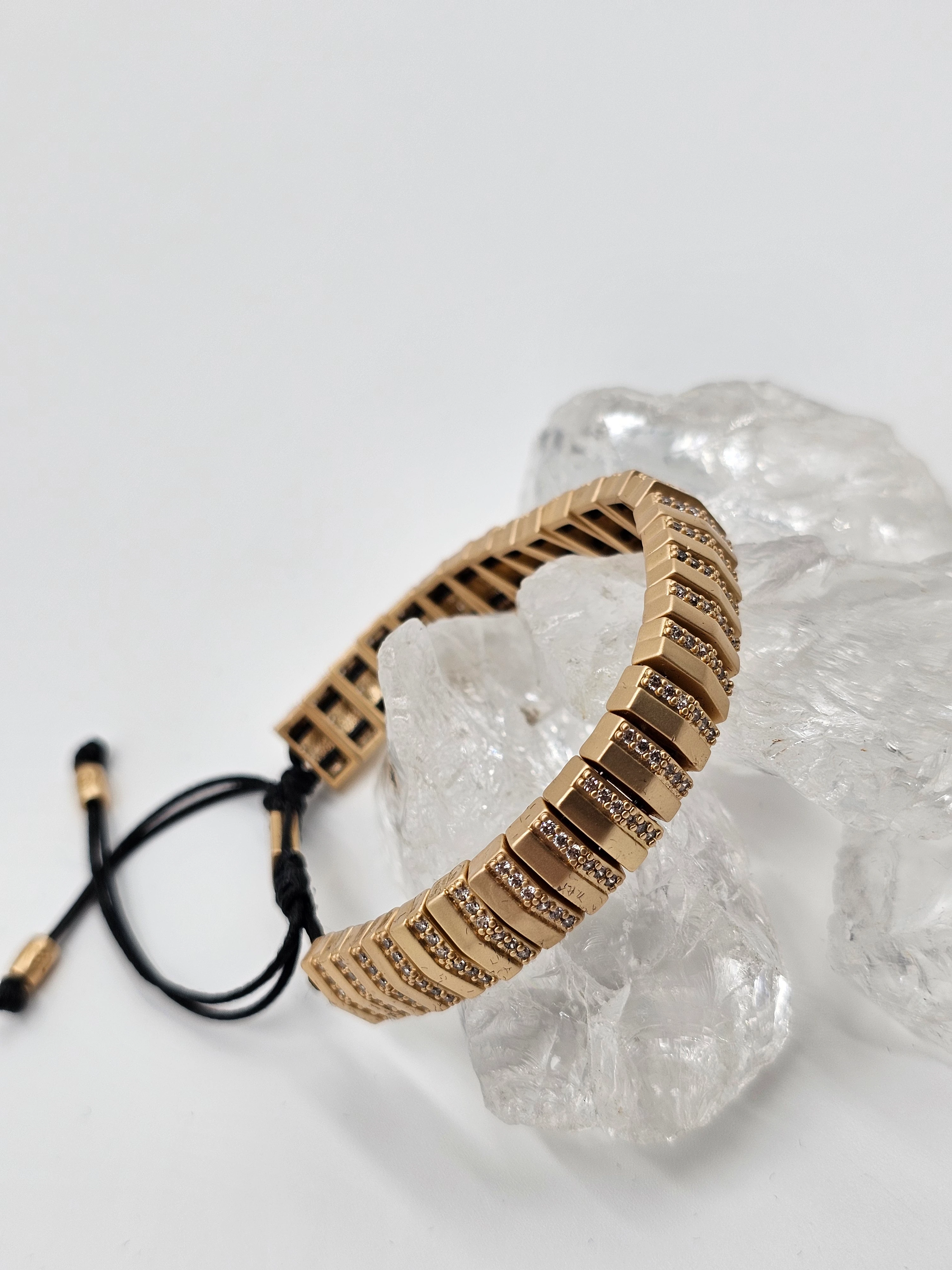 ALTIN KAPLAMA İPLİ ÇELİK TASARIM BİLEKLİK