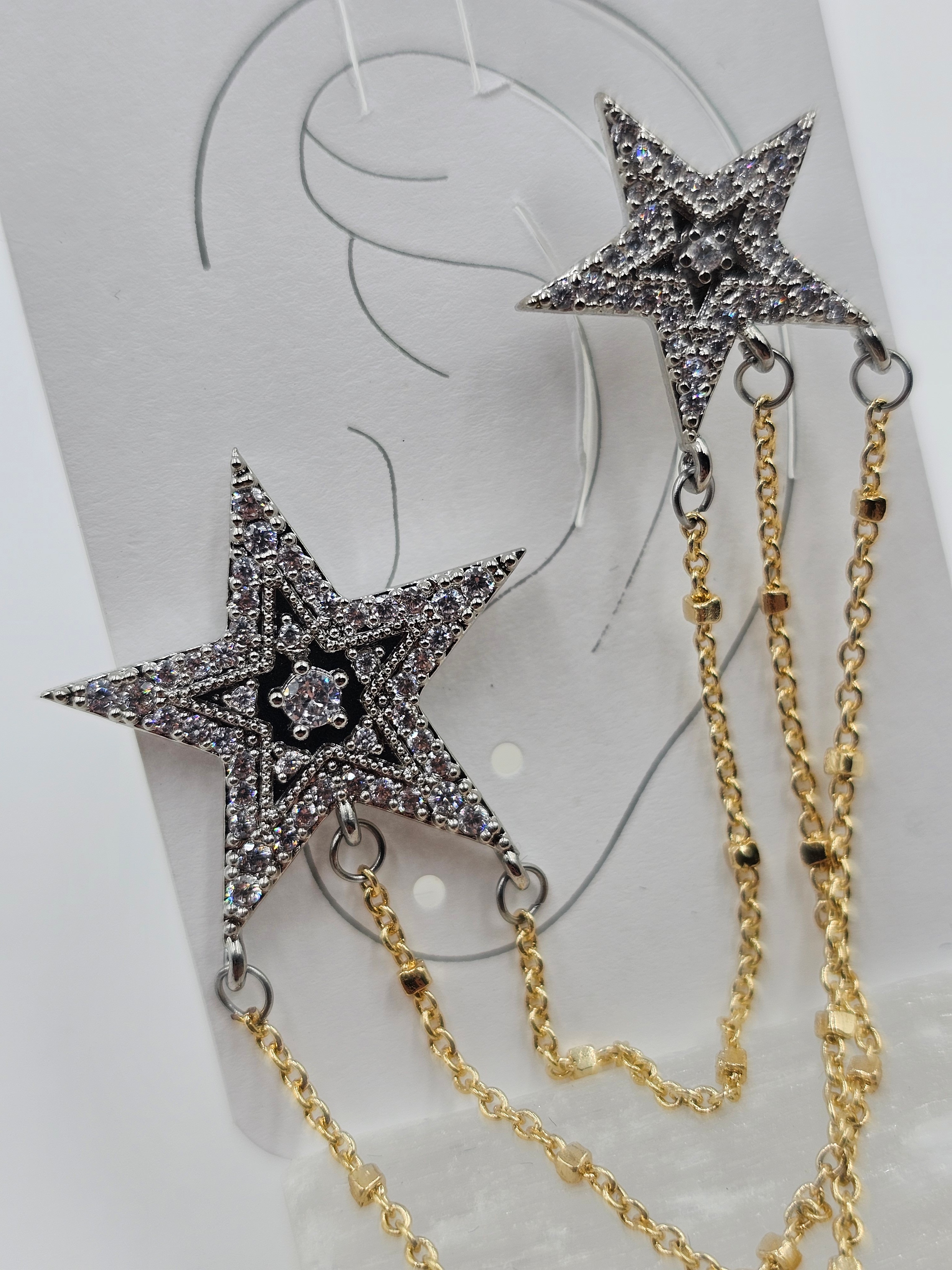 ALTIN KAPLAMA YILDIZ ZİRKON TAŞLI SİYAH MİNELİ ZİNCİR BAĞLANTILI KIKIRDAK KISTIRMALI KÜPE