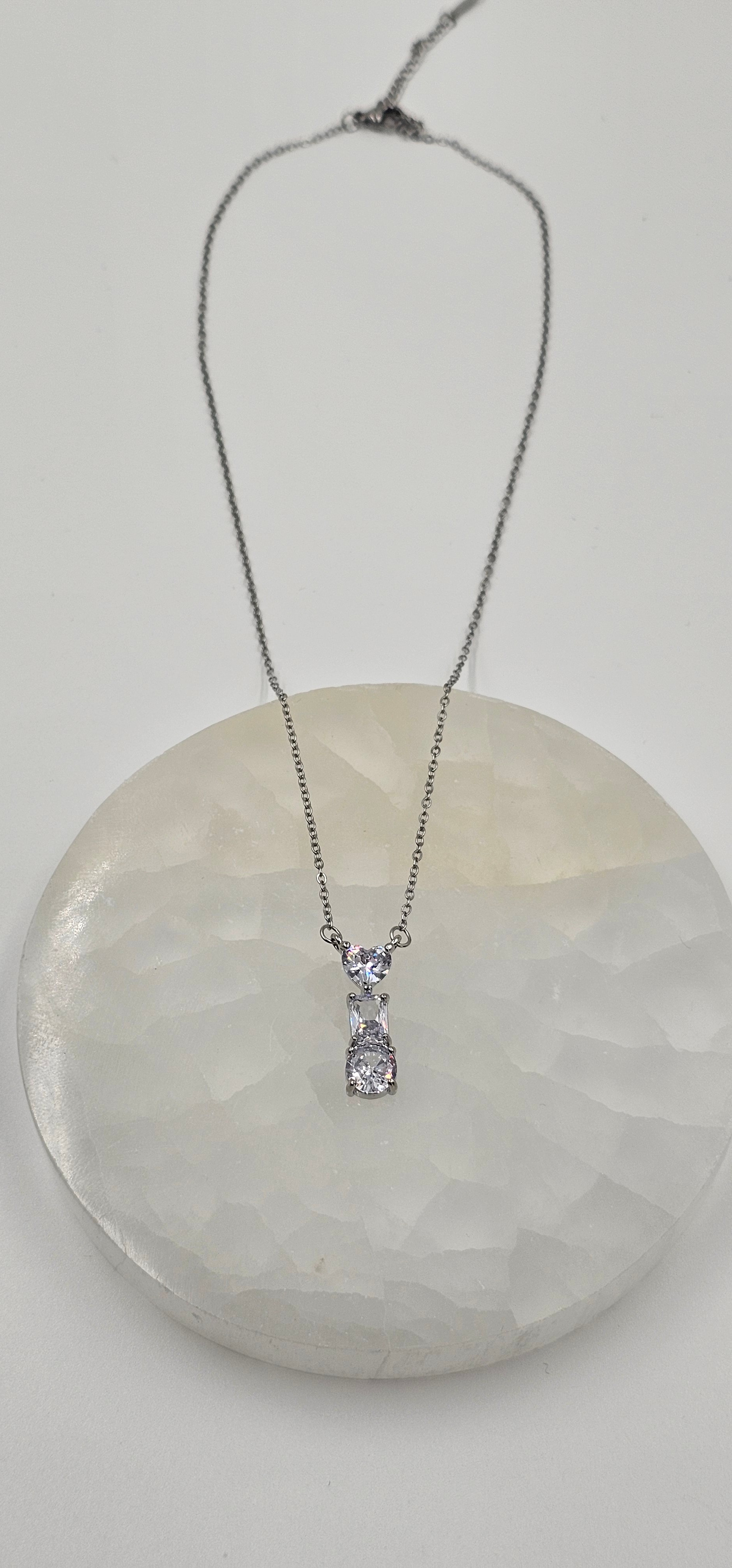 GÜMÜŞ KAPLAMA ÇOK TAŞLI KALPLİ KOLYE