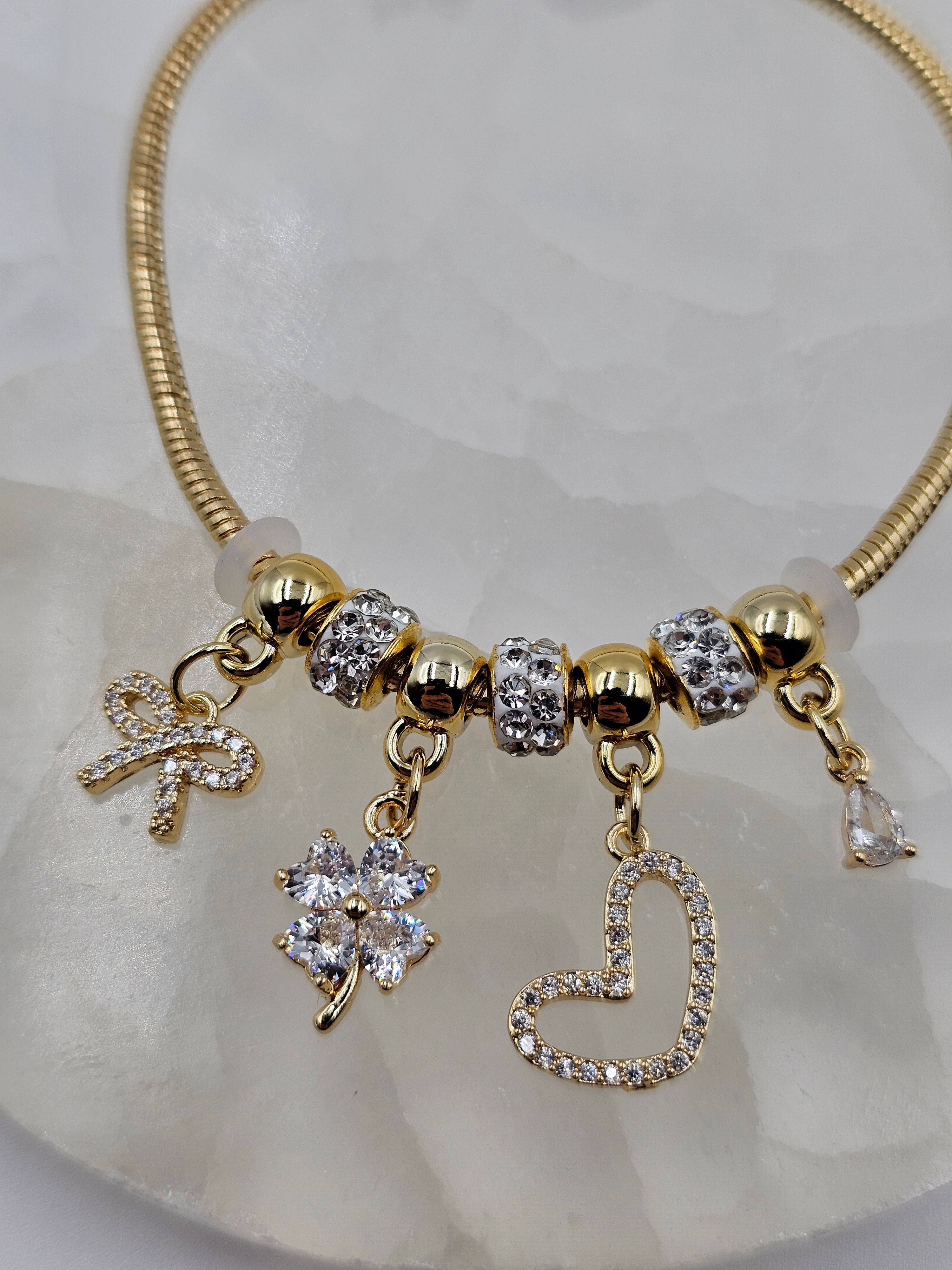 ÇELİK ALTIN KAPLAMA CHARMLI ZİNCİR BİLEKLİK