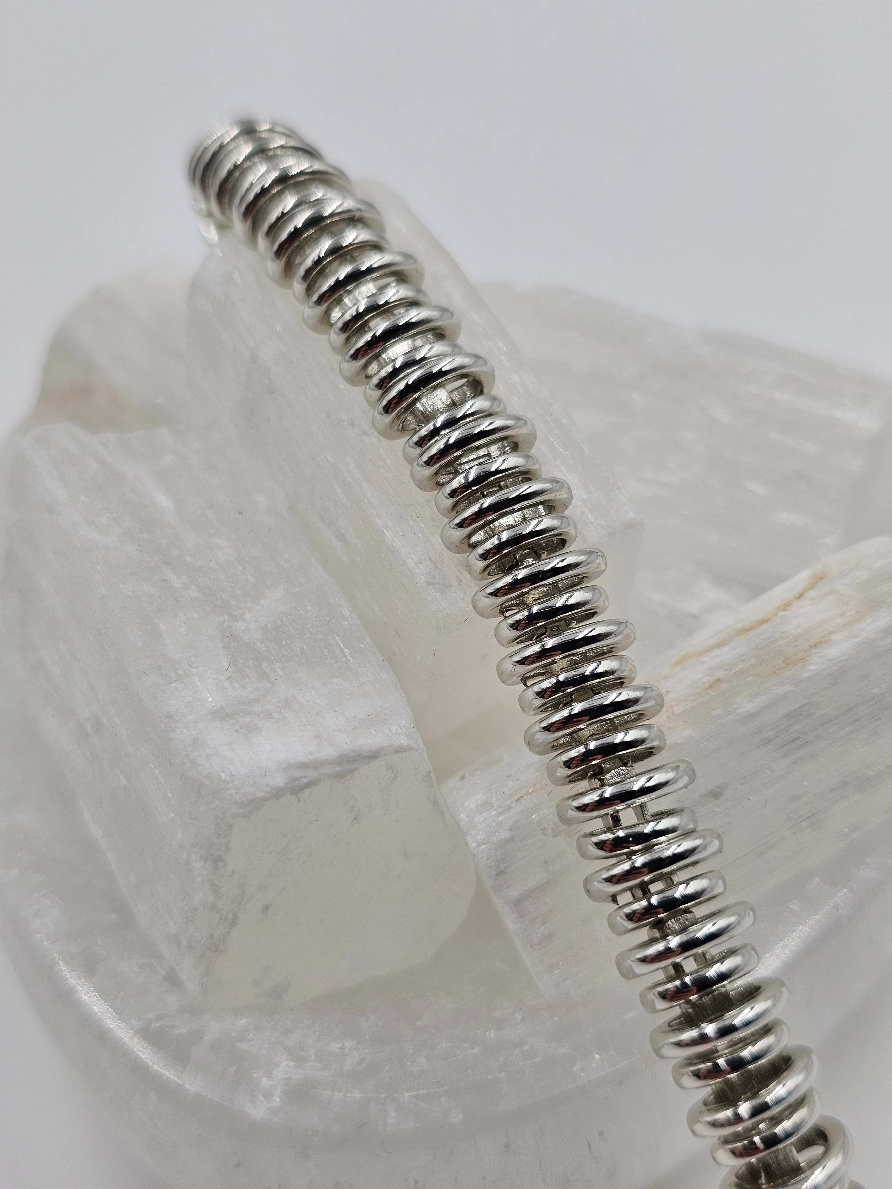 BEYAZ KUTU KİLİTLİ CİZGİ GURMET BİLEKLİK