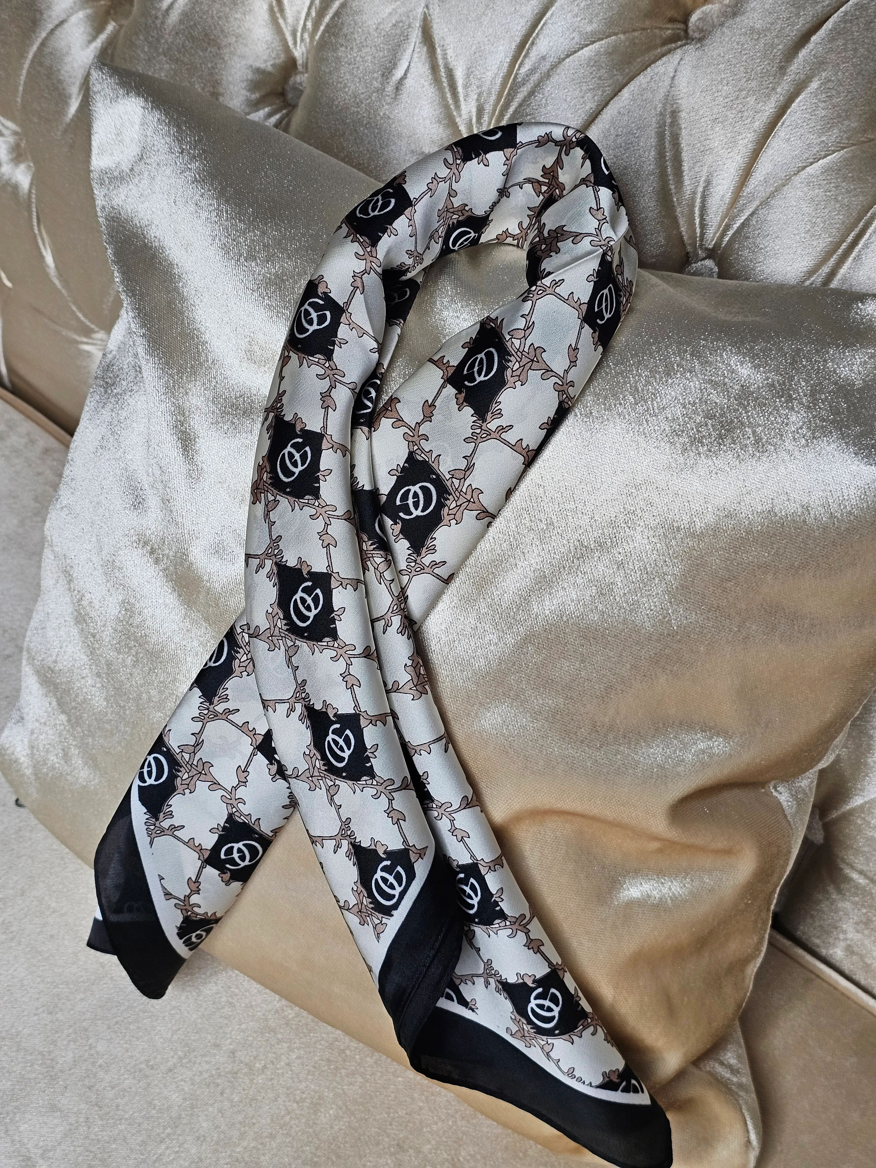 DESENLİ  SİYAH BEYAZ SATEN FULAR (70X70)