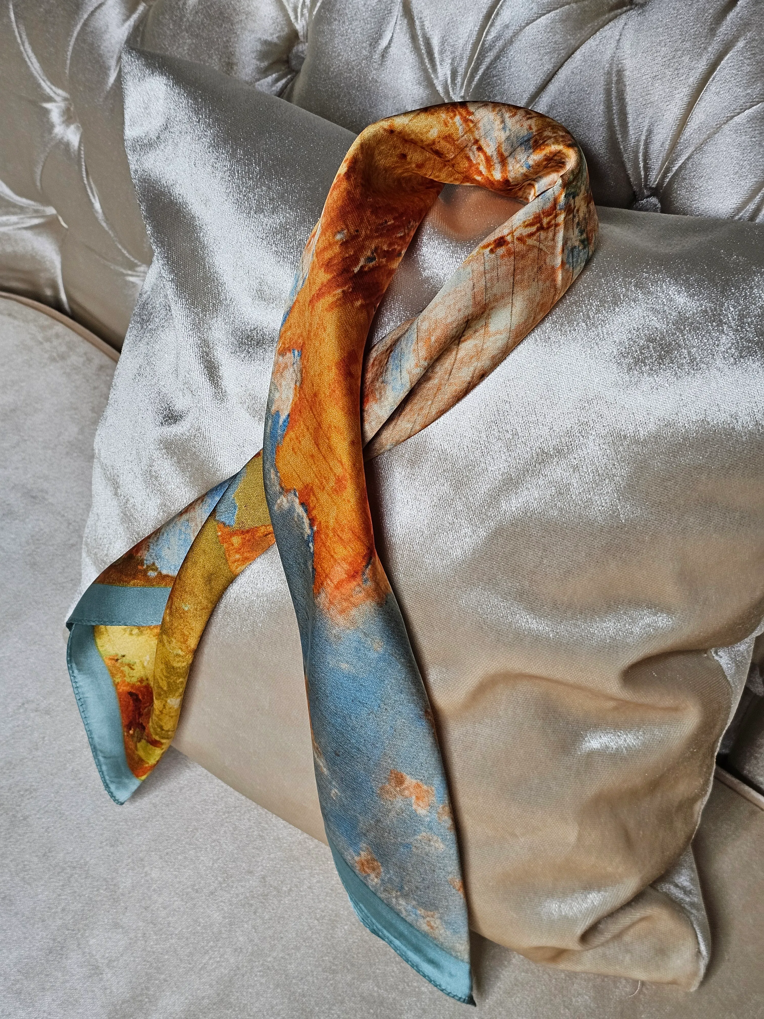 DESENLİ  TURUNCU SATEN FULAR (70X70)