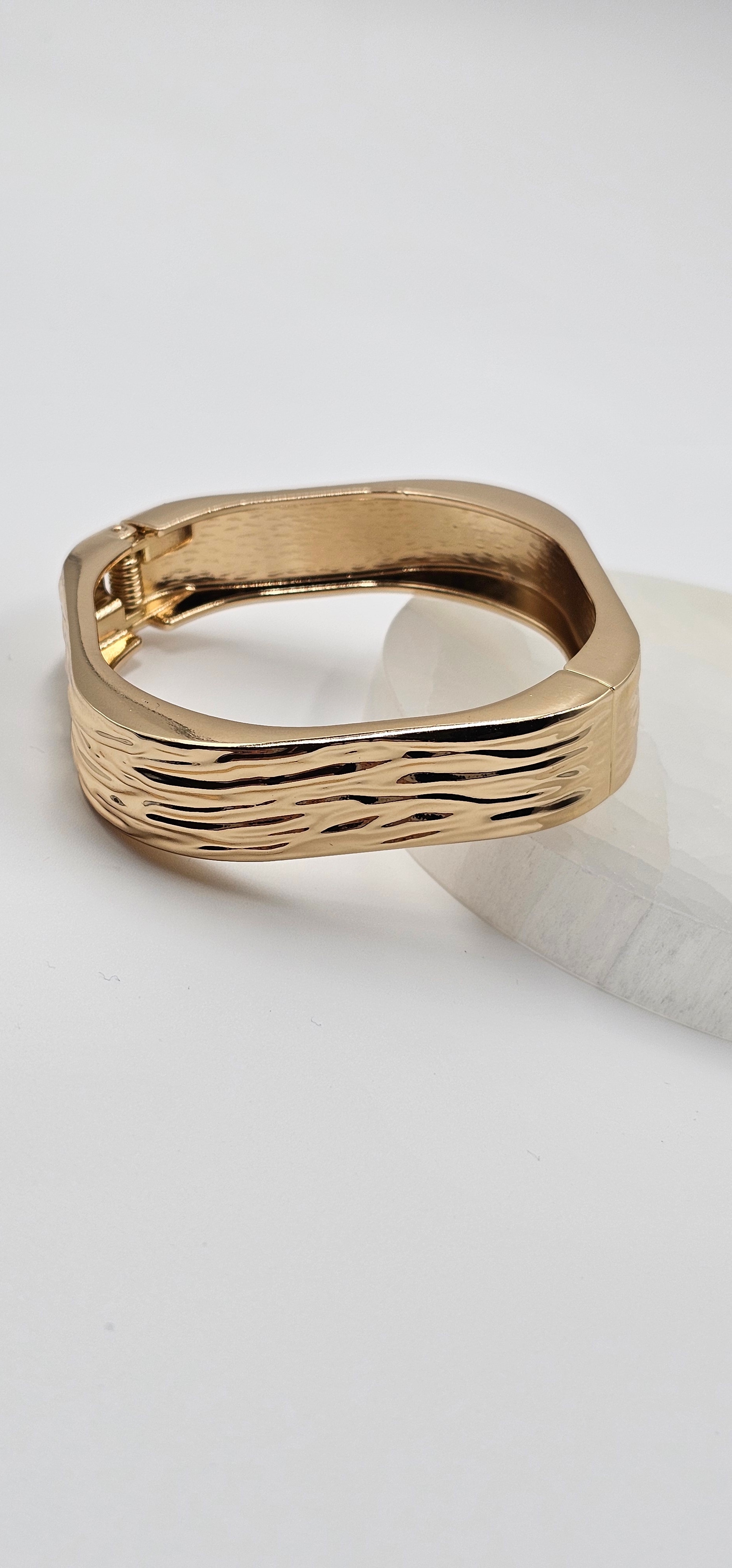 ALTIN KAPLAMA TASARIM DOKULU KELEPÇE